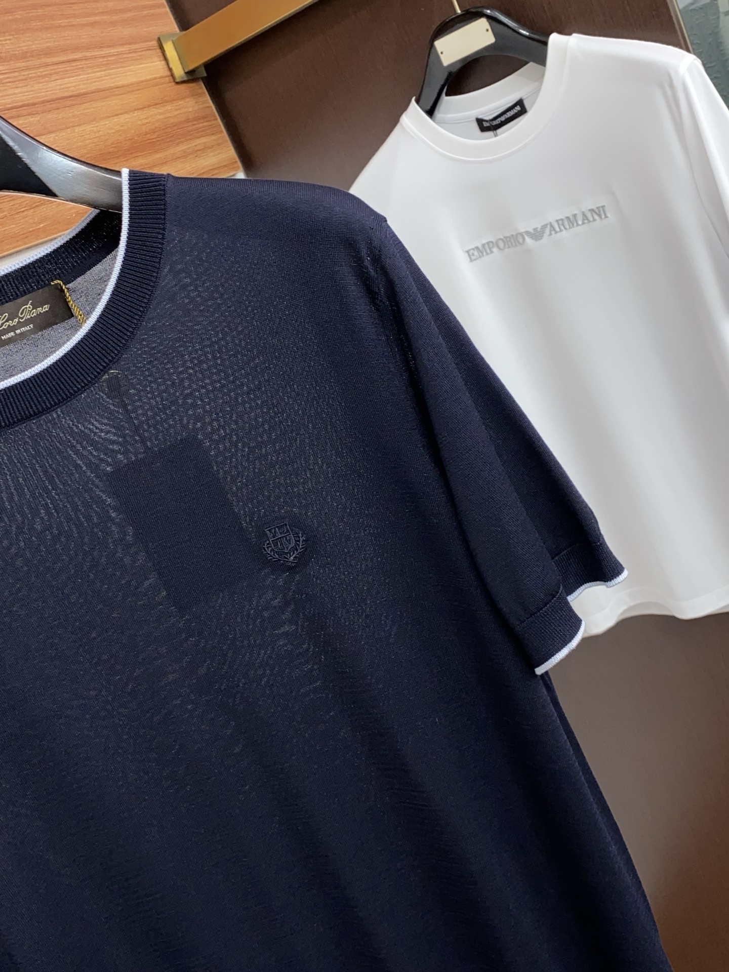 Loro Piana 诺悠翩雅 针织圆领短袖，意大利工艺镌刻的优雅时尚，优质的材质是时尚的基石。这款Po