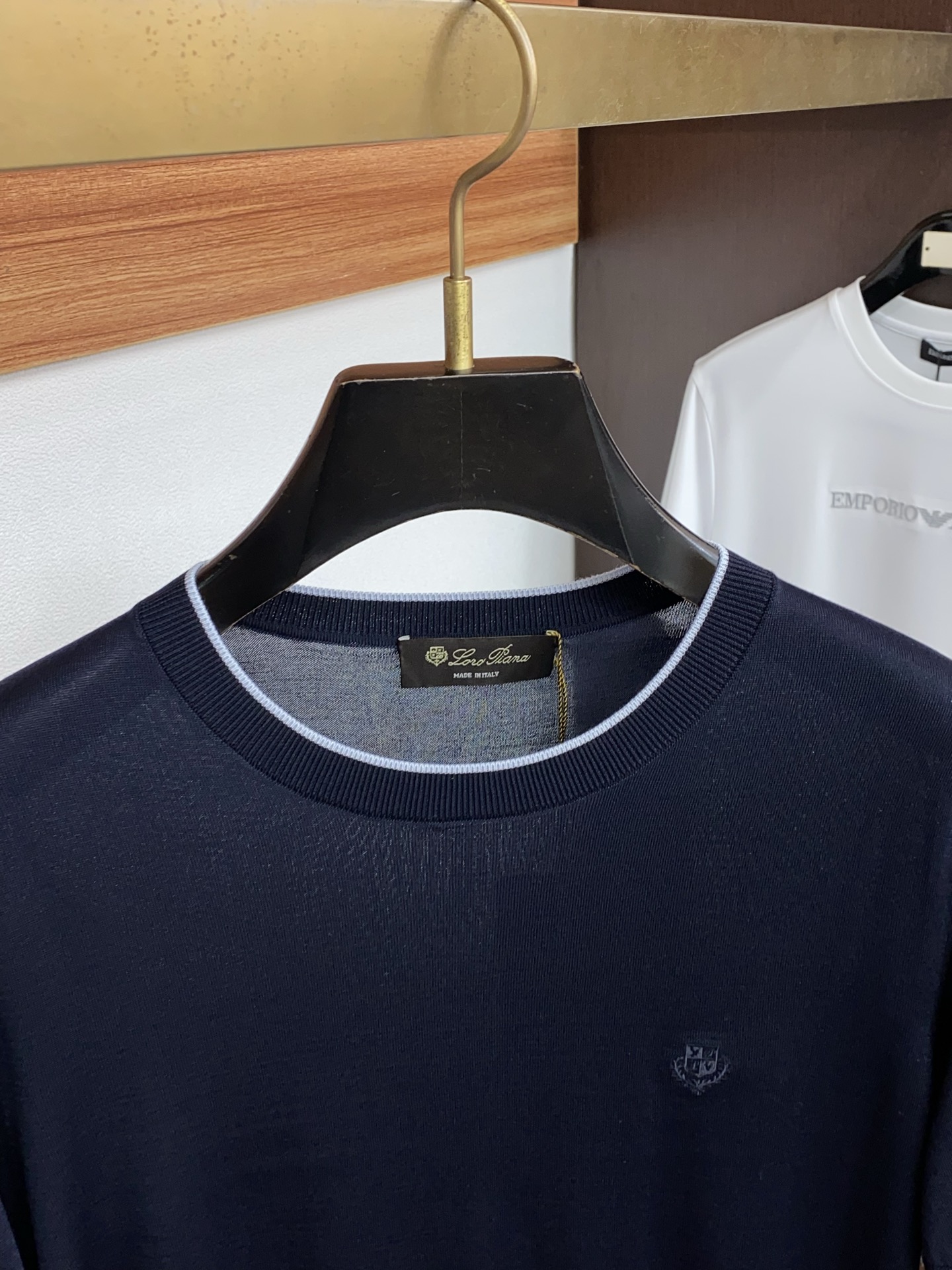 Loro Piana 诺悠翩雅 针织圆领短袖，意大利工艺镌刻的优雅时尚，优质的材质是时尚的基石。这款Po