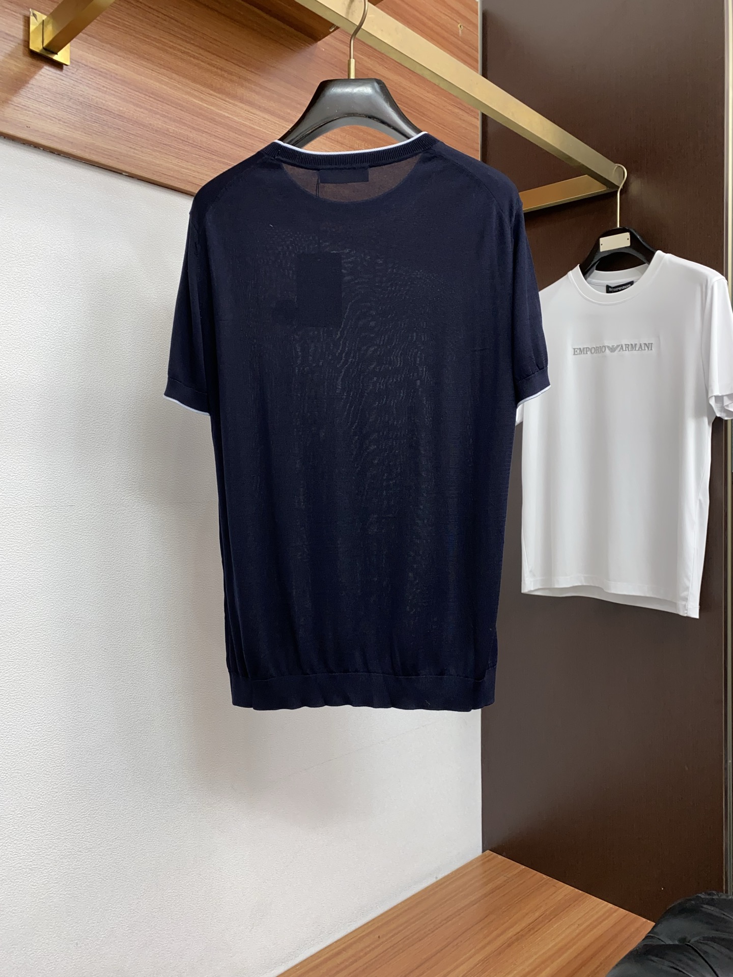 Loro Piana 诺悠翩雅 针织圆领短袖，意大利工艺镌刻的优雅时尚，优质的材质是时尚的基石。这款Po