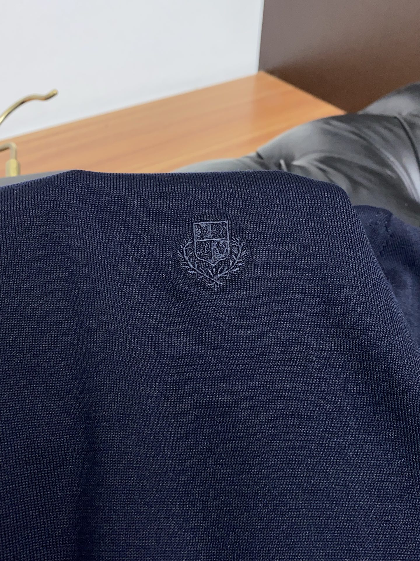 Loro Piana 诺悠翩雅 针织圆领短袖，意大利工艺镌刻的优雅时尚，优质的材质是时尚的基石。这款Po