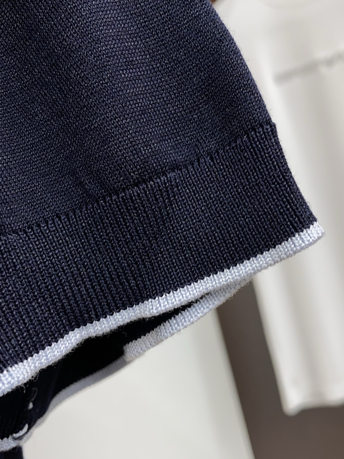 Loro Piana 诺悠翩雅 针织圆领短袖，意大利工艺镌刻的优雅时尚，优质的材质是时尚的基石。这款Po