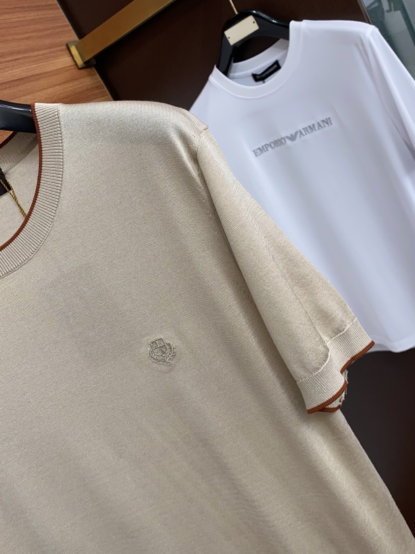 Loro Piana 诺悠翩雅 针织圆领短袖，意大利工艺镌刻的优雅时尚，优质的材质是时尚的基石。这款Po