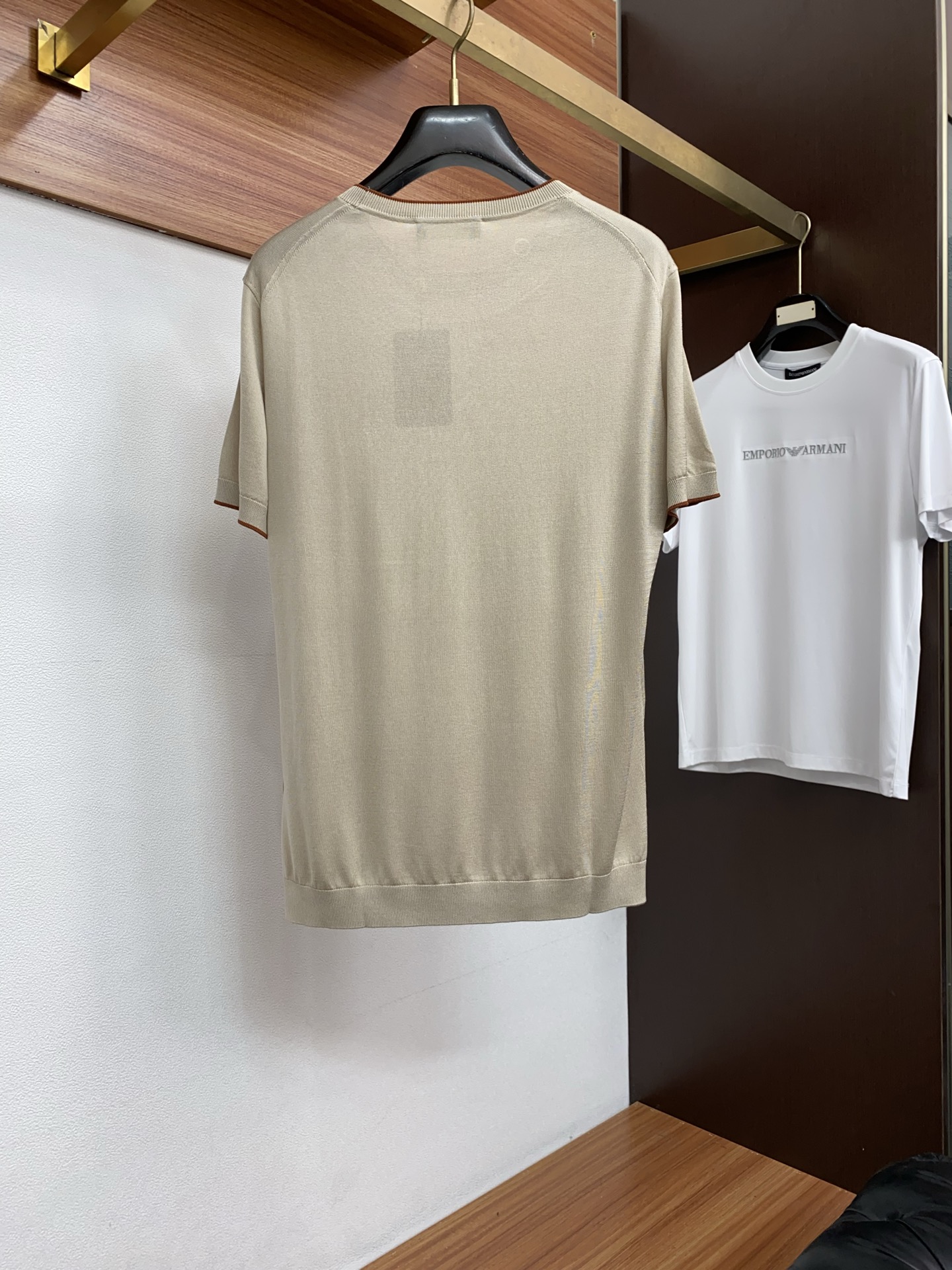 Loro Piana 诺悠翩雅 针织圆领短袖，意大利工艺镌刻的优雅时尚，优质的材质是时尚的基石。这款Po