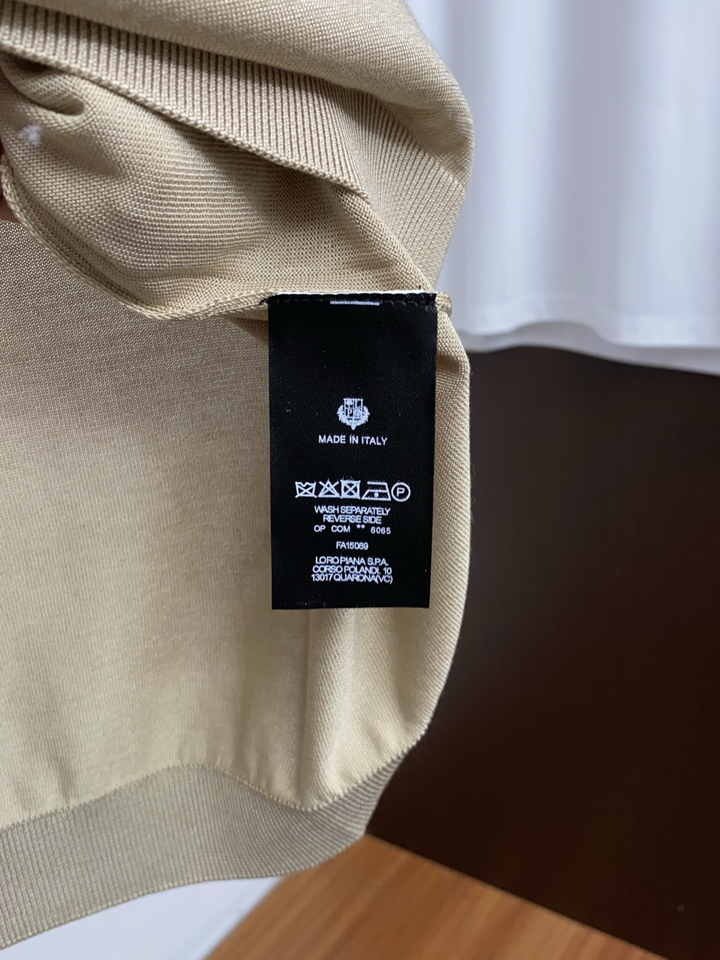 Loro Piana 诺悠翩雅 针织圆领短袖，意大利工艺镌刻的优雅时尚，优质的材质是时尚的基石。这款Po