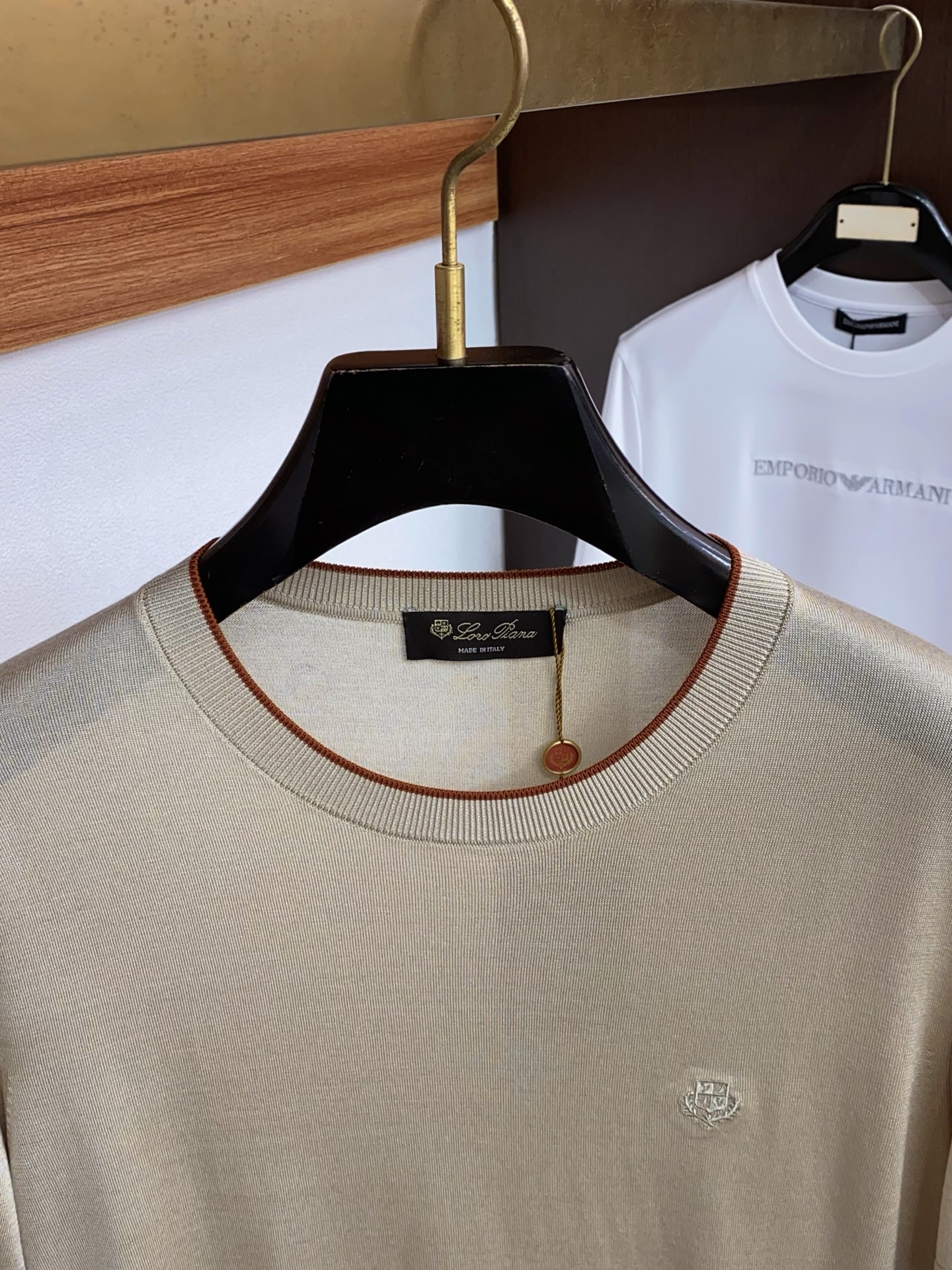 Loro Piana 诺悠翩雅 针织圆领短袖，意大利工艺镌刻的优雅时尚，优质的材质是时尚的基石。这款Po