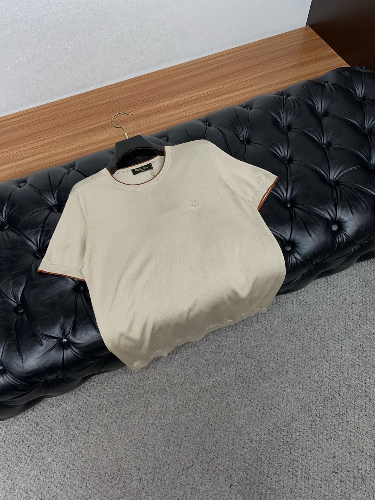 Loro Piana 诺悠翩雅 针织圆领短袖，意大利工艺镌刻的优雅时尚，优质的材质是时尚的基石。这款Po