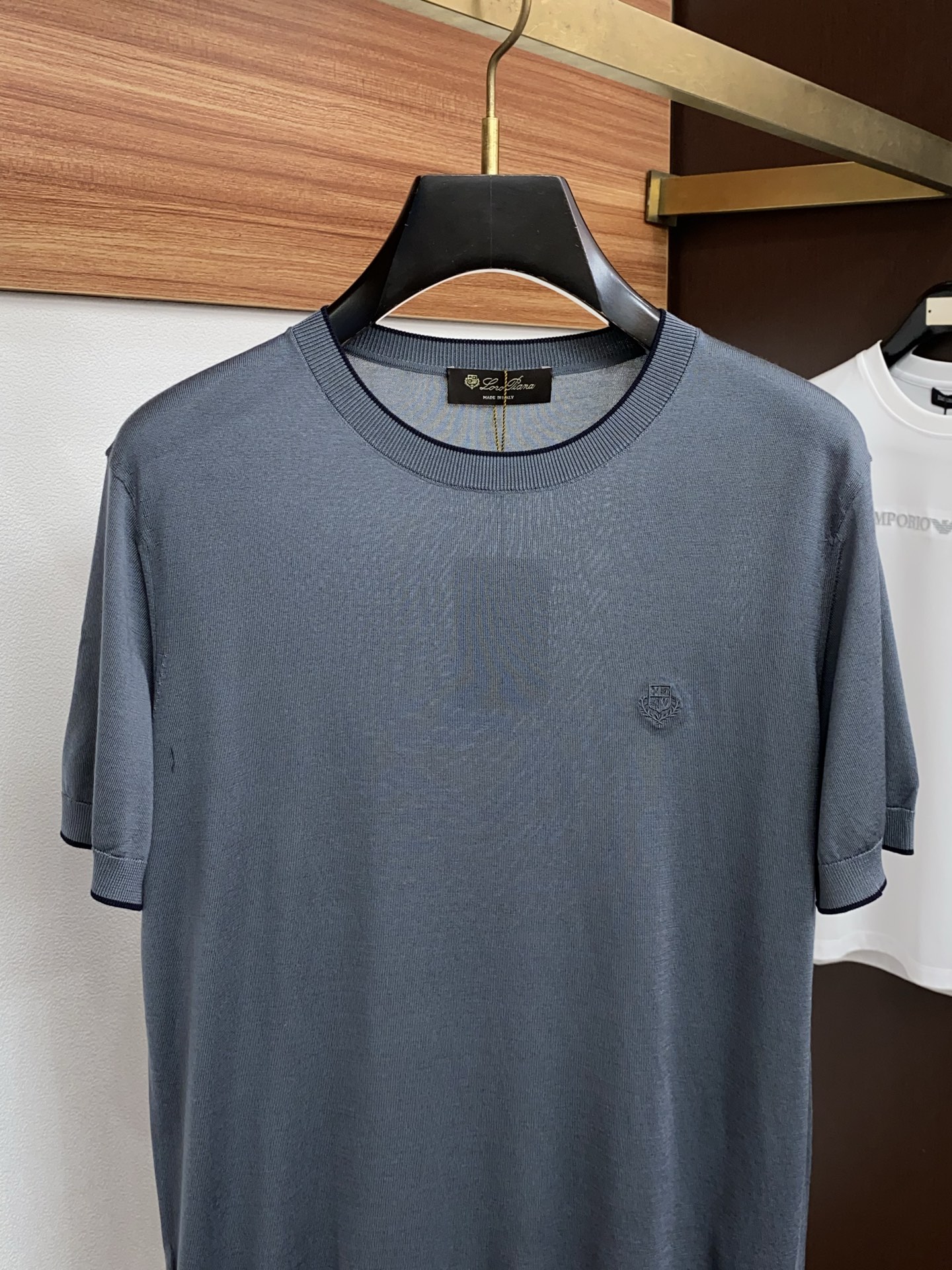 Loro Piana 诺悠翩雅 针织圆领短袖，意大利工艺镌刻的优雅时尚，优质的材质是时尚的基石。这款Po