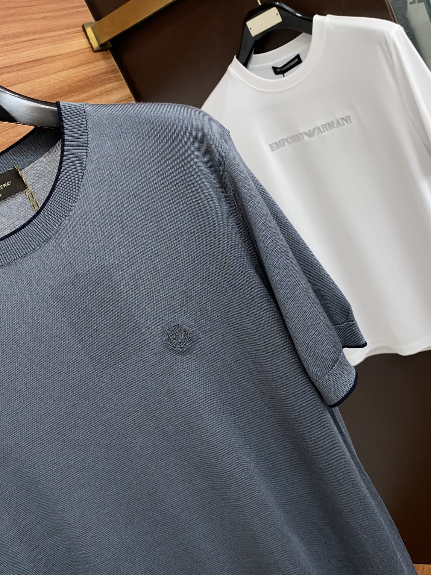 Loro Piana 诺悠翩雅 针织圆领短袖，意大利工艺镌刻的优雅时尚，优质的材质是时尚的基石。这款Po