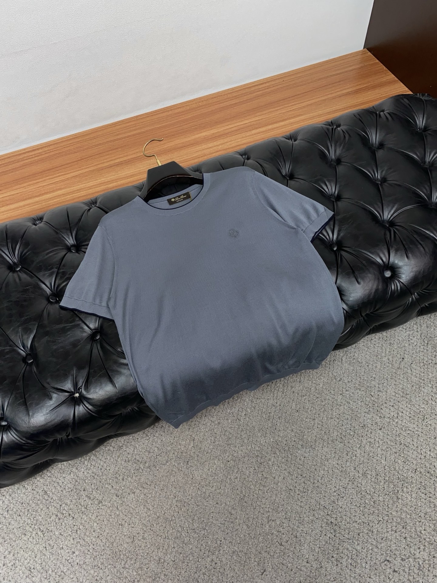 Loro Piana 诺悠翩雅 针织圆领短袖，意大利工艺镌刻的优雅时尚，优质的材质是时尚的基石。这款Po