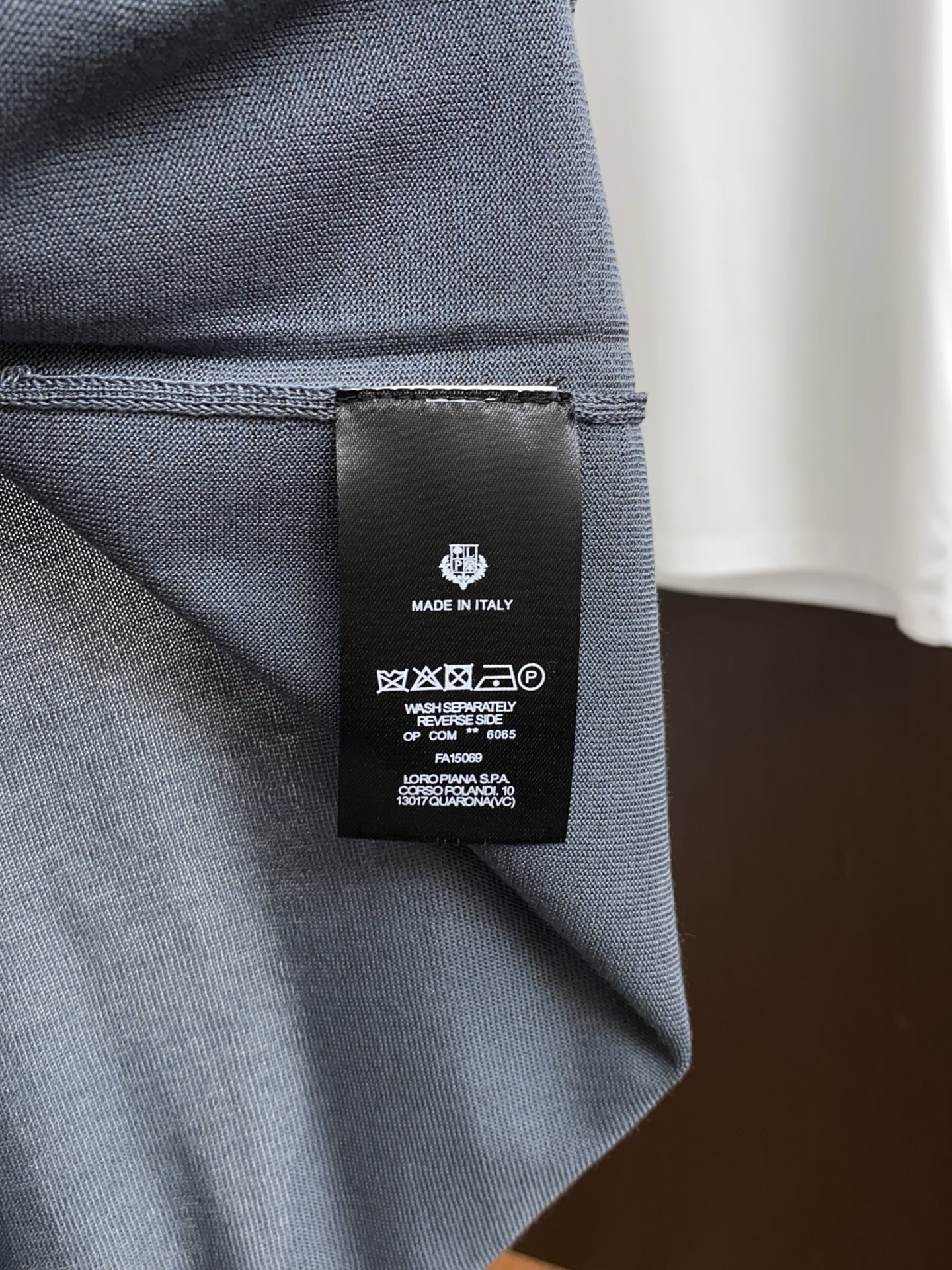 Loro Piana 诺悠翩雅 针织圆领短袖，意大利工艺镌刻的优雅时尚，优质的材质是时尚的基石。这款Po