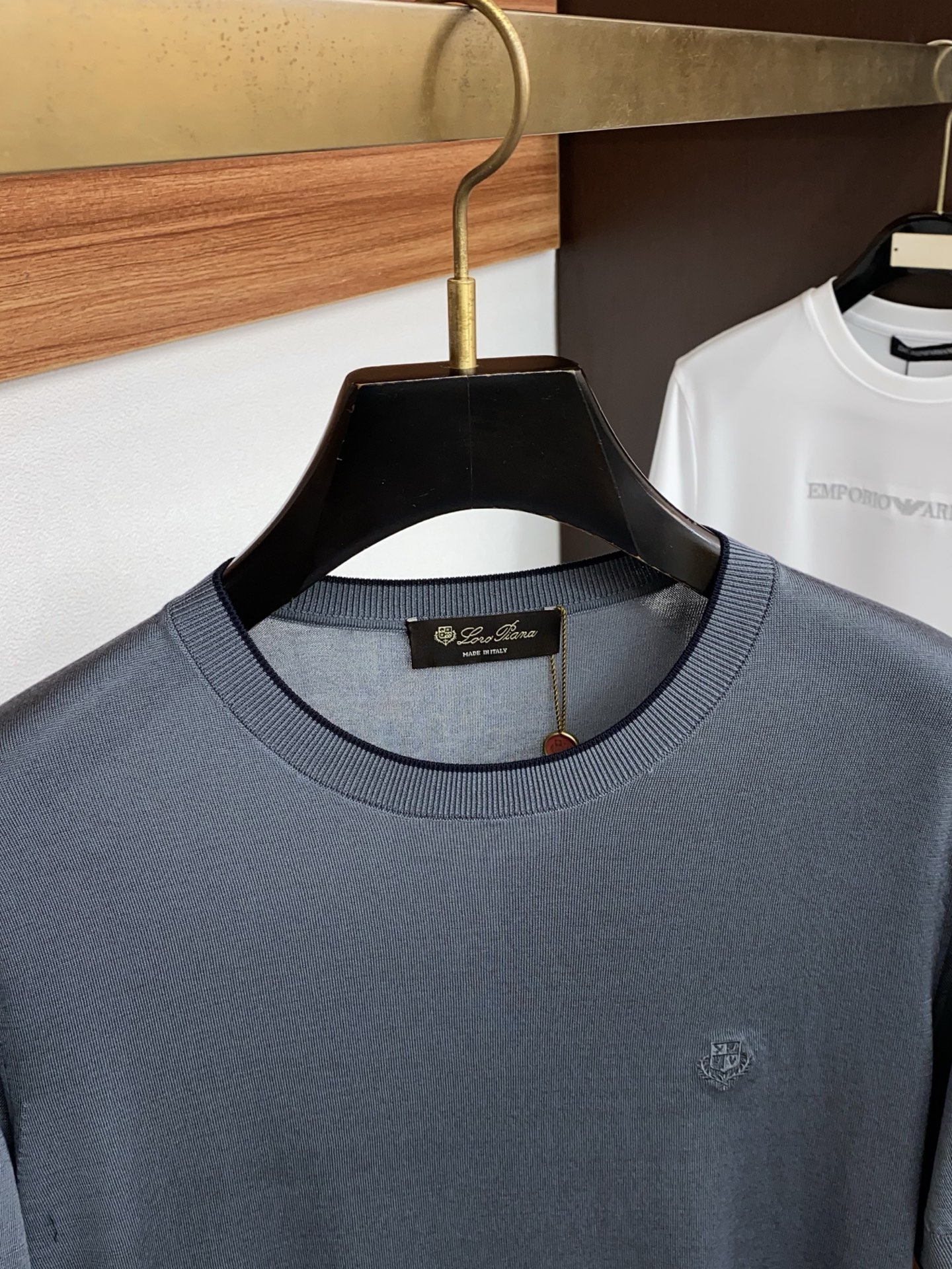 Loro Piana 诺悠翩雅 针织圆领短袖，意大利工艺镌刻的优雅时尚，优质的材质是时尚的基石。这款Po