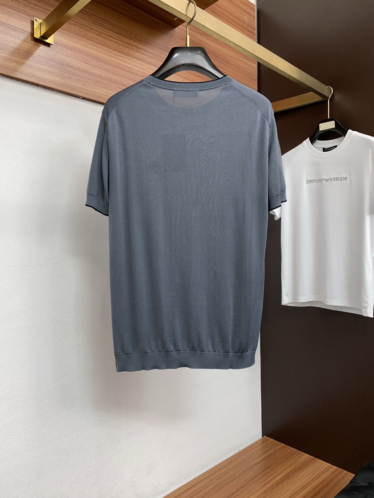 Loro Piana 诺悠翩雅 针织圆领短袖，意大利工艺镌刻的优雅时尚，优质的材质是时尚的基石。这款Po