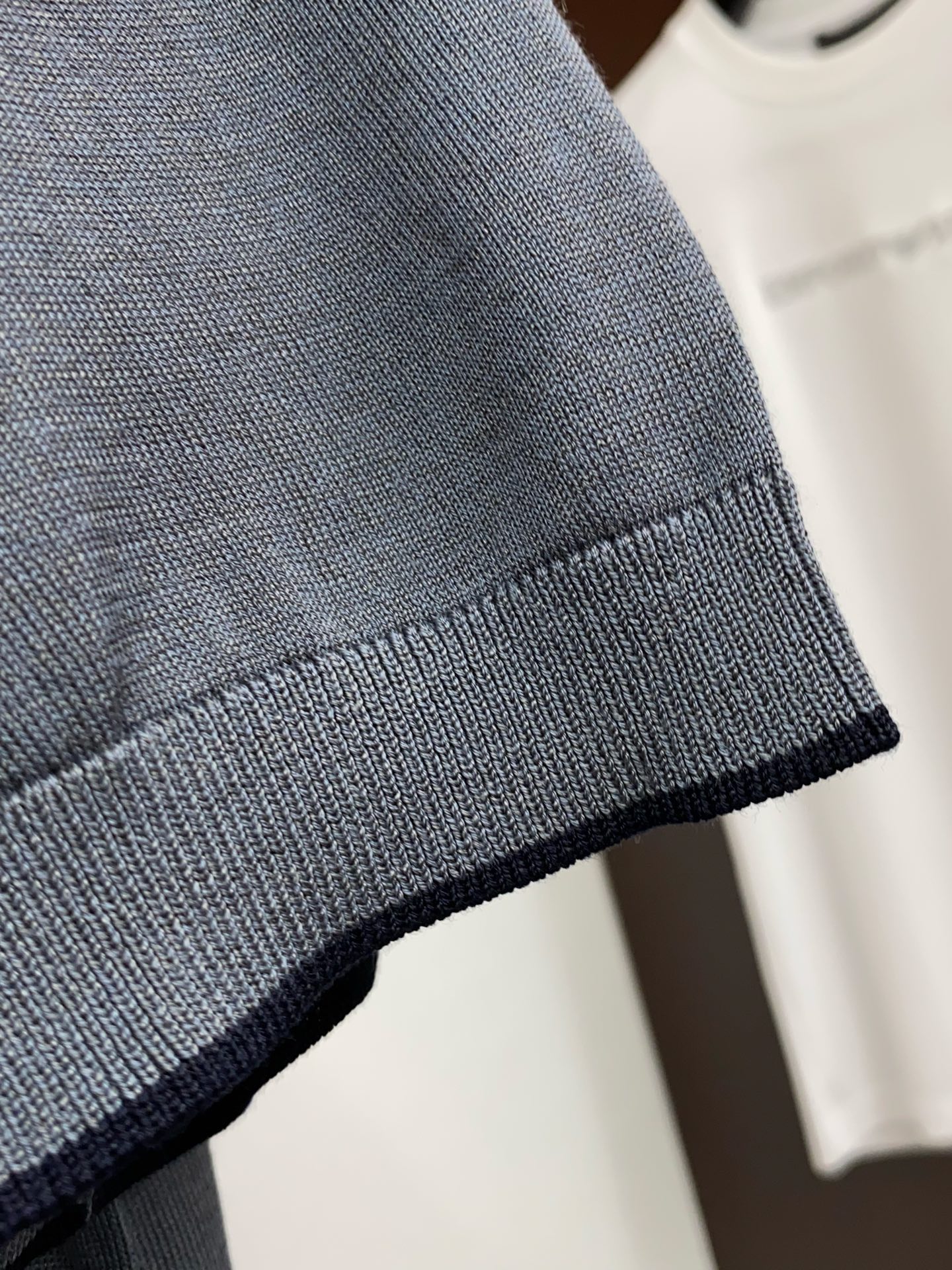 Loro Piana 诺悠翩雅 针织圆领短袖，意大利工艺镌刻的优雅时尚，优质的材质是时尚的基石。这款Po