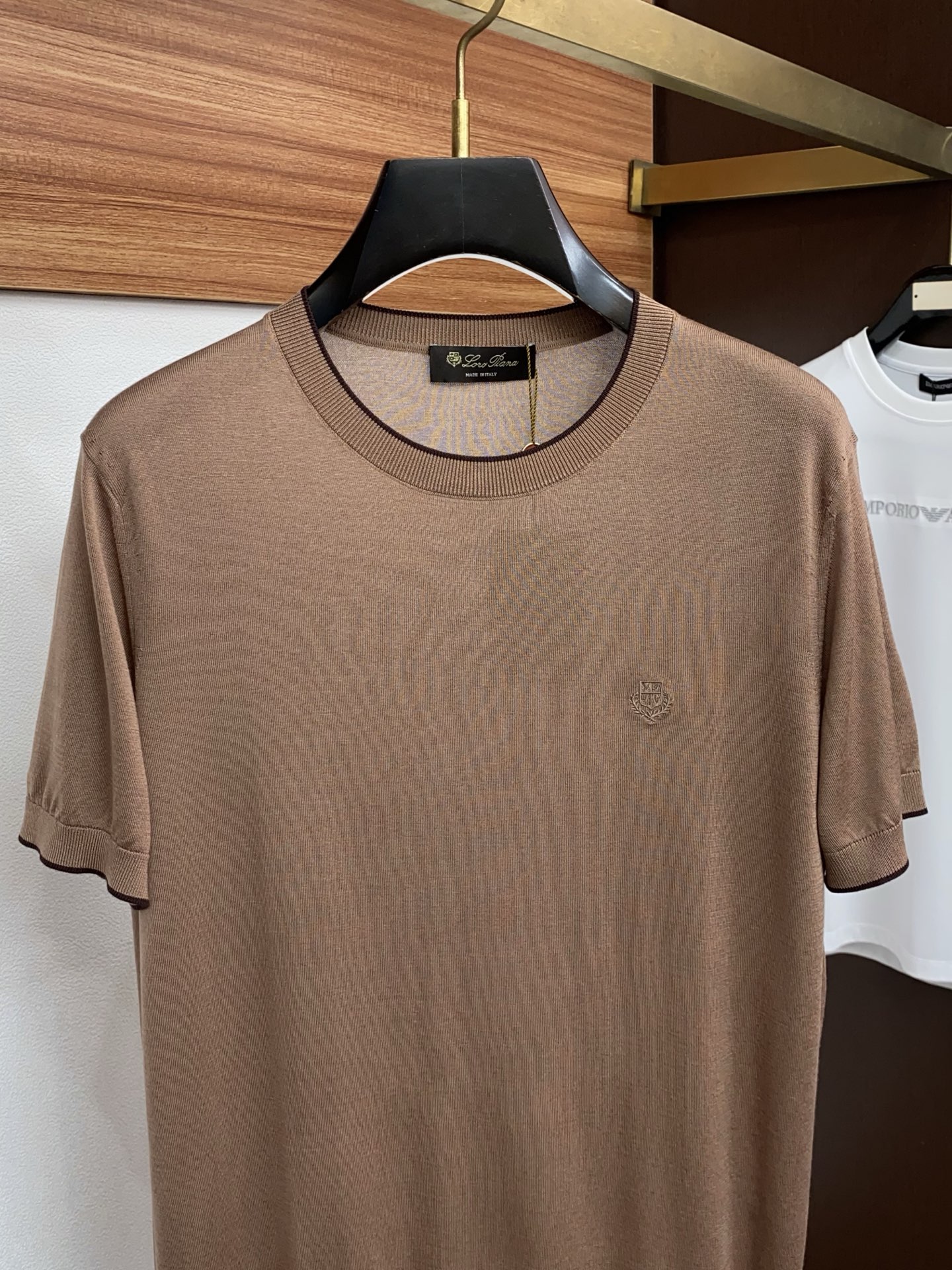 Loro Piana 诺悠翩雅 针织圆领短袖，意大利工艺镌刻的优雅时尚，优质的材质是时尚的基石。这款Po