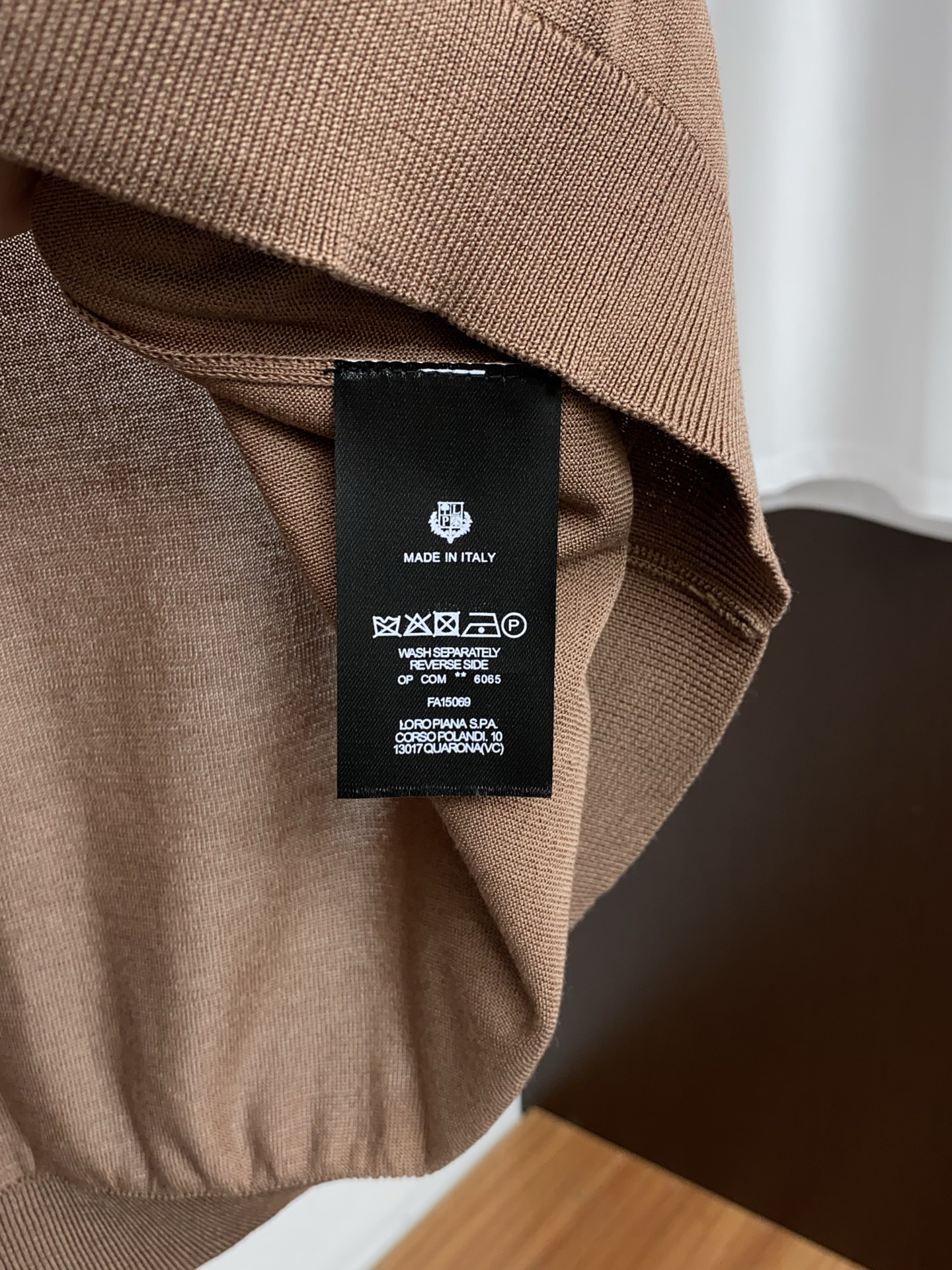 Loro Piana 诺悠翩雅 针织圆领短袖，意大利工艺镌刻的优雅时尚，优质的材质是时尚的基石。这款Po