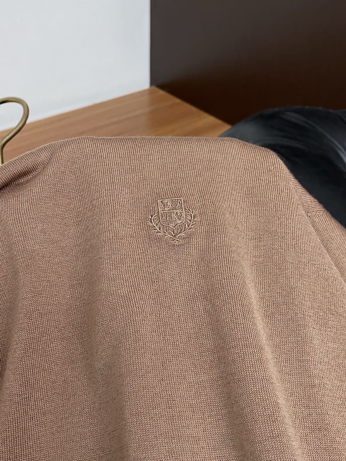 Loro Piana 诺悠翩雅 针织圆领短袖，意大利工艺镌刻的优雅时尚，优质的材质是时尚的基石。这款Po