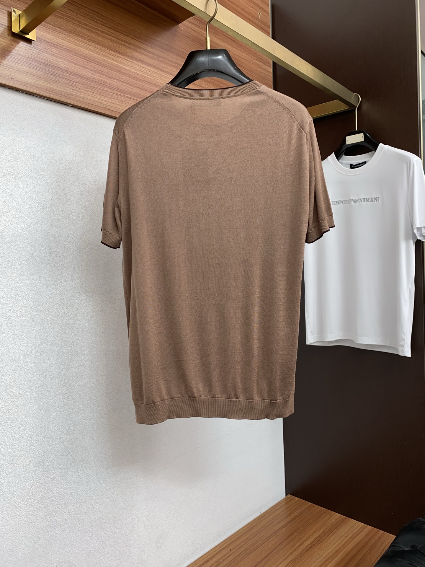 Loro Piana 诺悠翩雅 针织圆领短袖，意大利工艺镌刻的优雅时尚，优质的材质是时尚的基石。这款Po