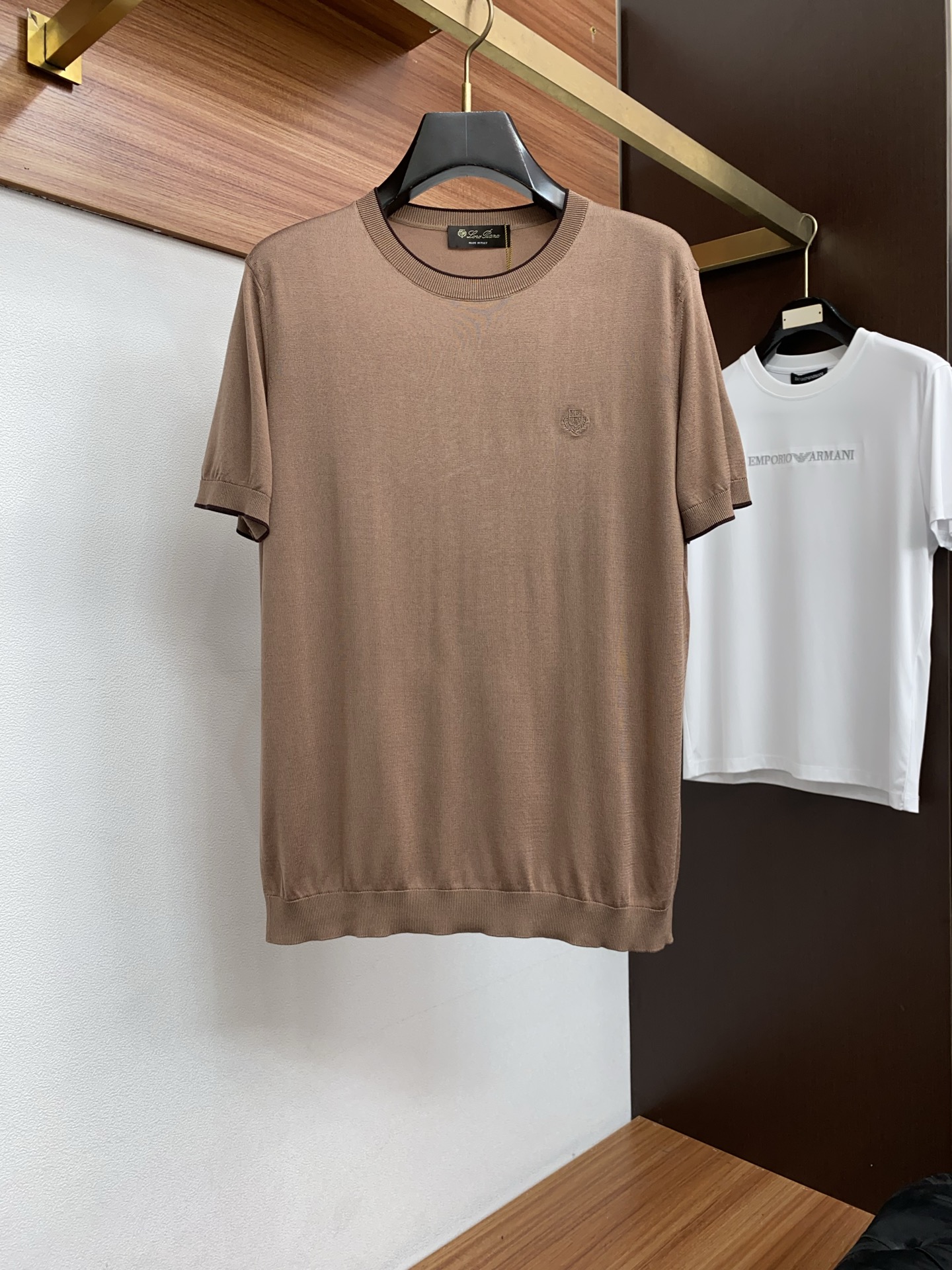 Loro Piana 诺悠翩雅 针织圆领短袖，意大利工艺镌刻的优雅时尚，优质的材质是时尚的基石。这款Po