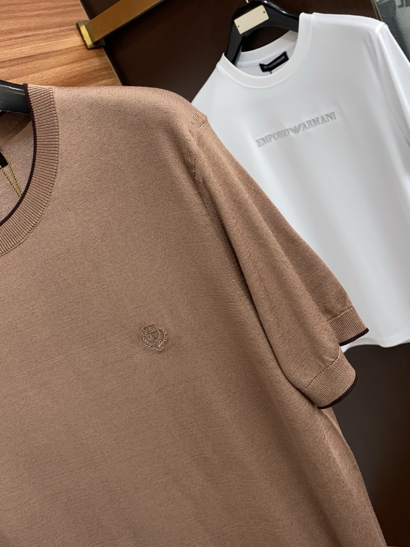 Loro Piana 诺悠翩雅 针织圆领短袖，意大利工艺镌刻的优雅时尚，优质的材质是时尚的基石。这款Po