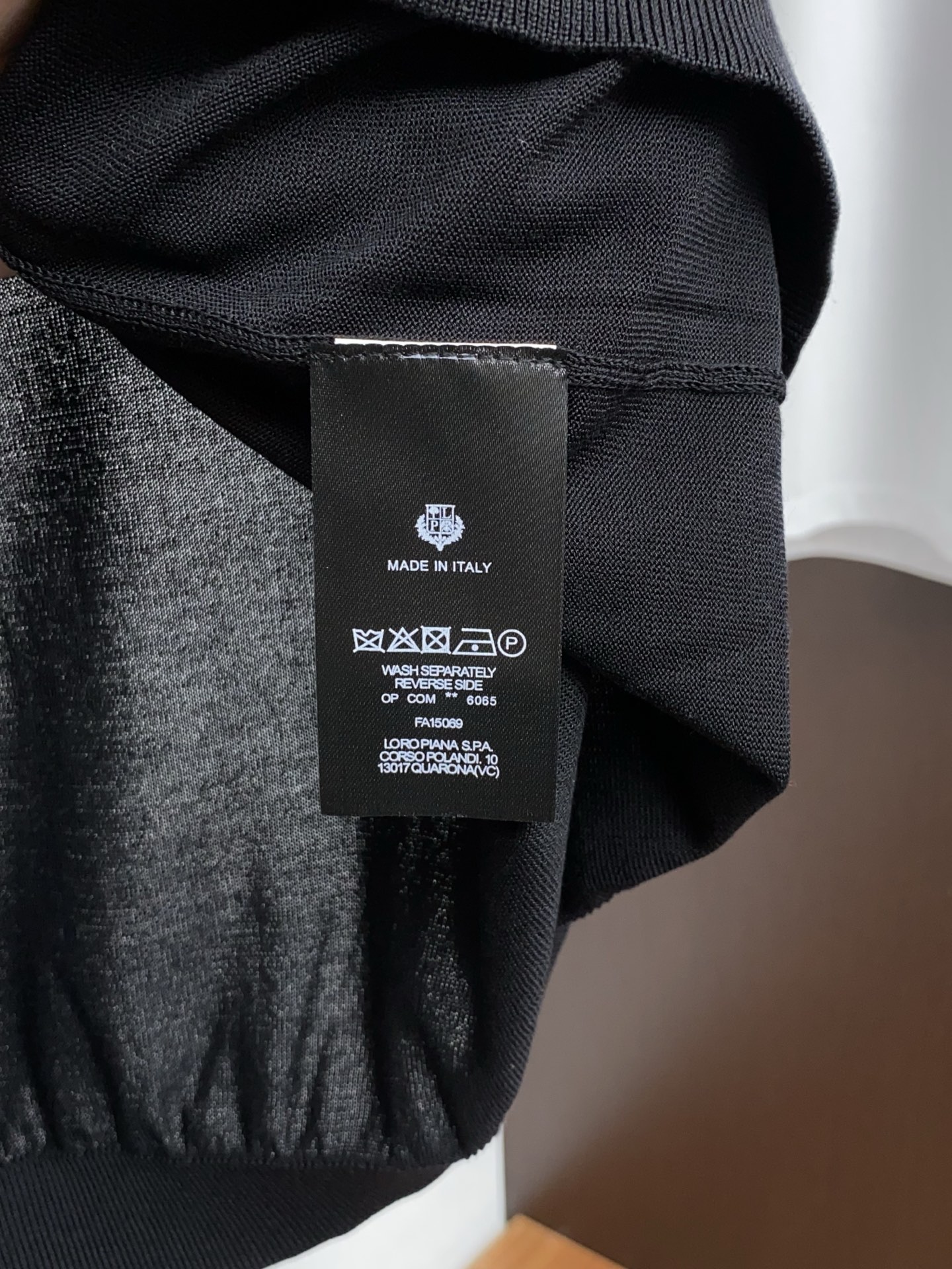Loro piana 诺悠翩雅 针织圆领短袖，意大利工艺镌刻的优雅时尚，优质的材质是时尚的基石。这款Po