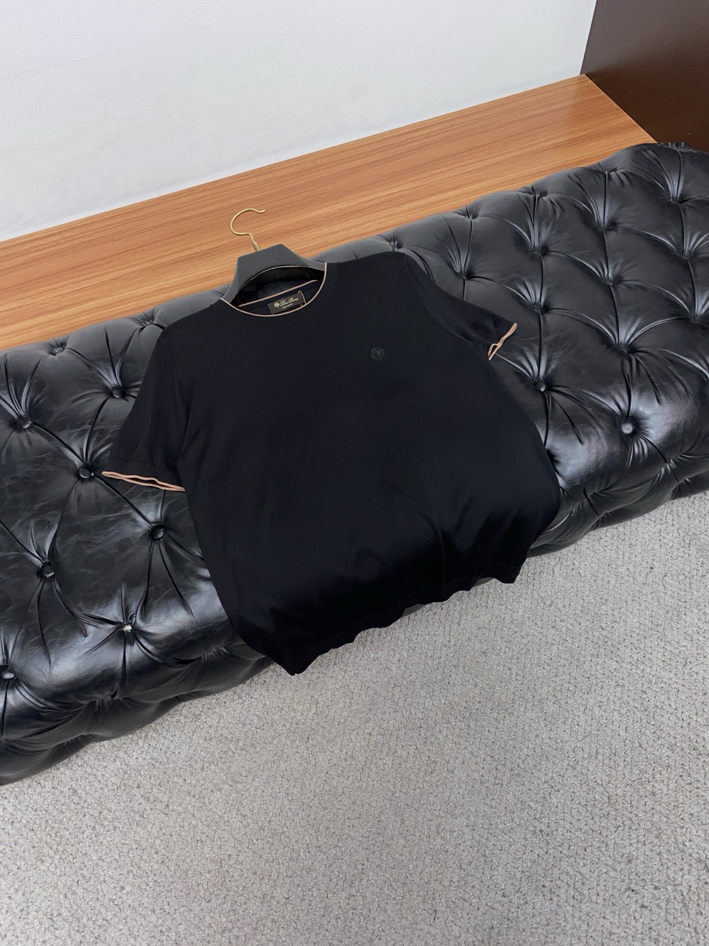 Loro piana 诺悠翩雅 针织圆领短袖，意大利工艺镌刻的优雅时尚，优质的材质是时尚的基石。这款Po