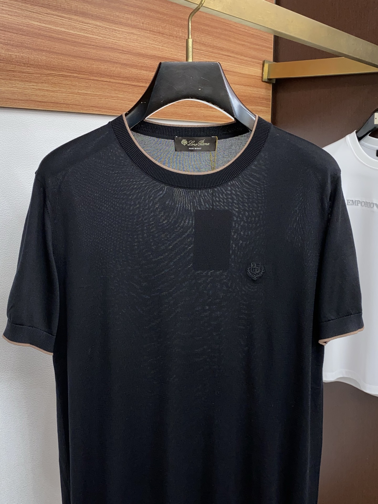 Loro piana 诺悠翩雅 针织圆领短袖，意大利工艺镌刻的优雅时尚，优质的材质是时尚的基石。这款Po