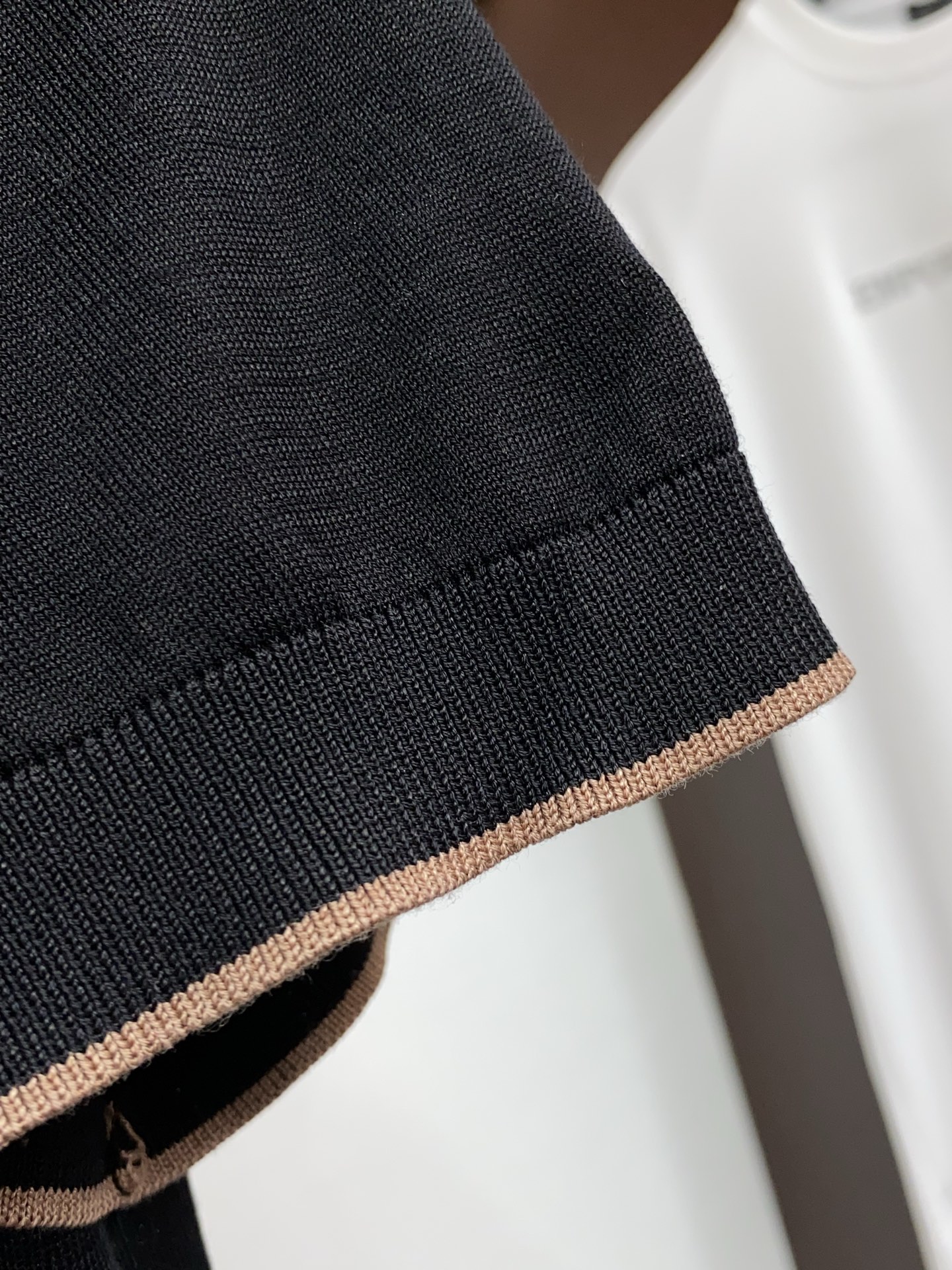 Loro piana 诺悠翩雅 针织圆领短袖，意大利工艺镌刻的优雅时尚，优质的材质是时尚的基石。这款Po