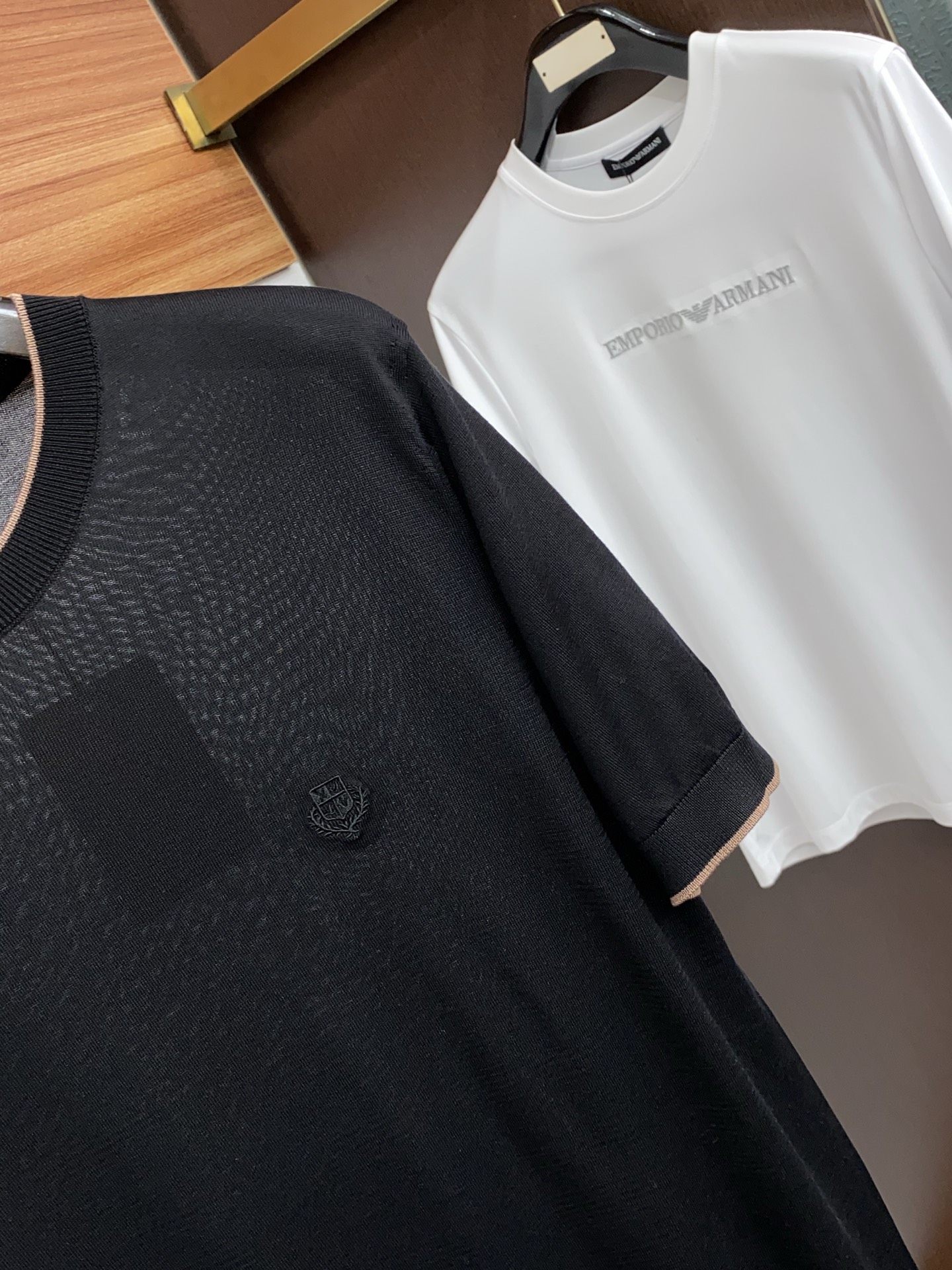 Loro piana 诺悠翩雅 针织圆领短袖，意大利工艺镌刻的优雅时尚，优质的材质是时尚的基石。这款Po