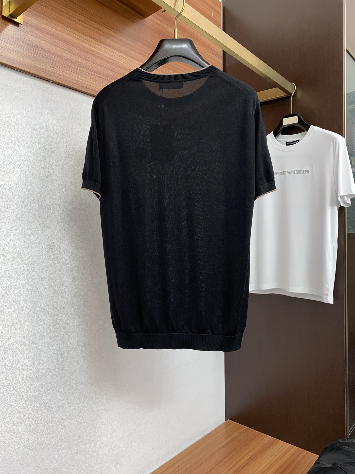 Loro piana 诺悠翩雅 针织圆领短袖，意大利工艺镌刻的优雅时尚，优质的材质是时尚的基石。这款Po