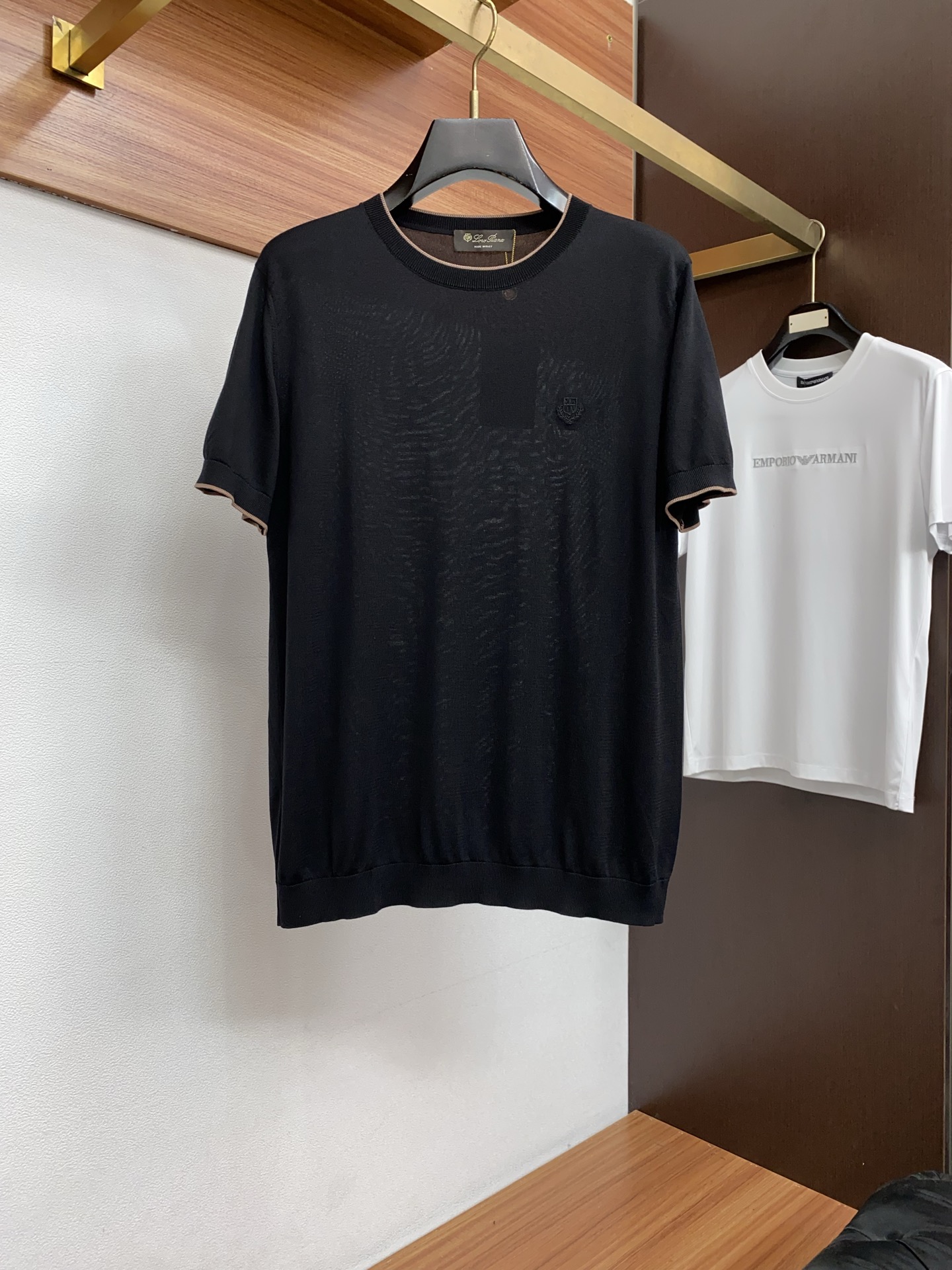 Loro piana 诺悠翩雅 针织圆领短袖，意大利工艺镌刻的优雅时尚，优质的材质是时尚的基石。这款Po