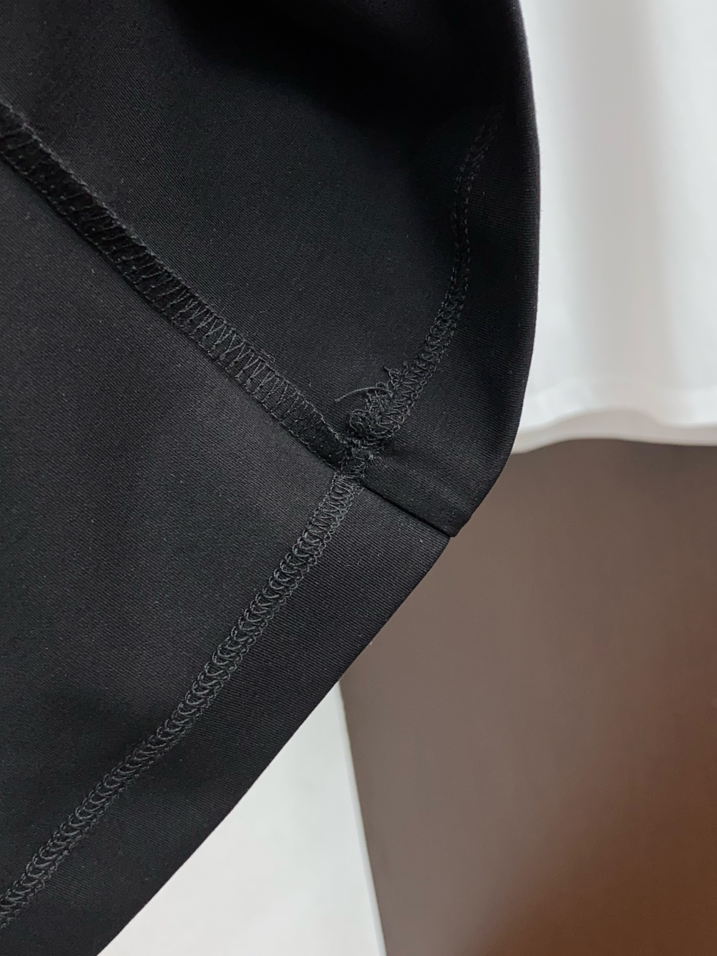 爱马仕26春夏秀款顶级定制100棉夏装T恤新品柔透、舒适、透气性佳、轻盈有垂感、四重纤维构造使得面料不容