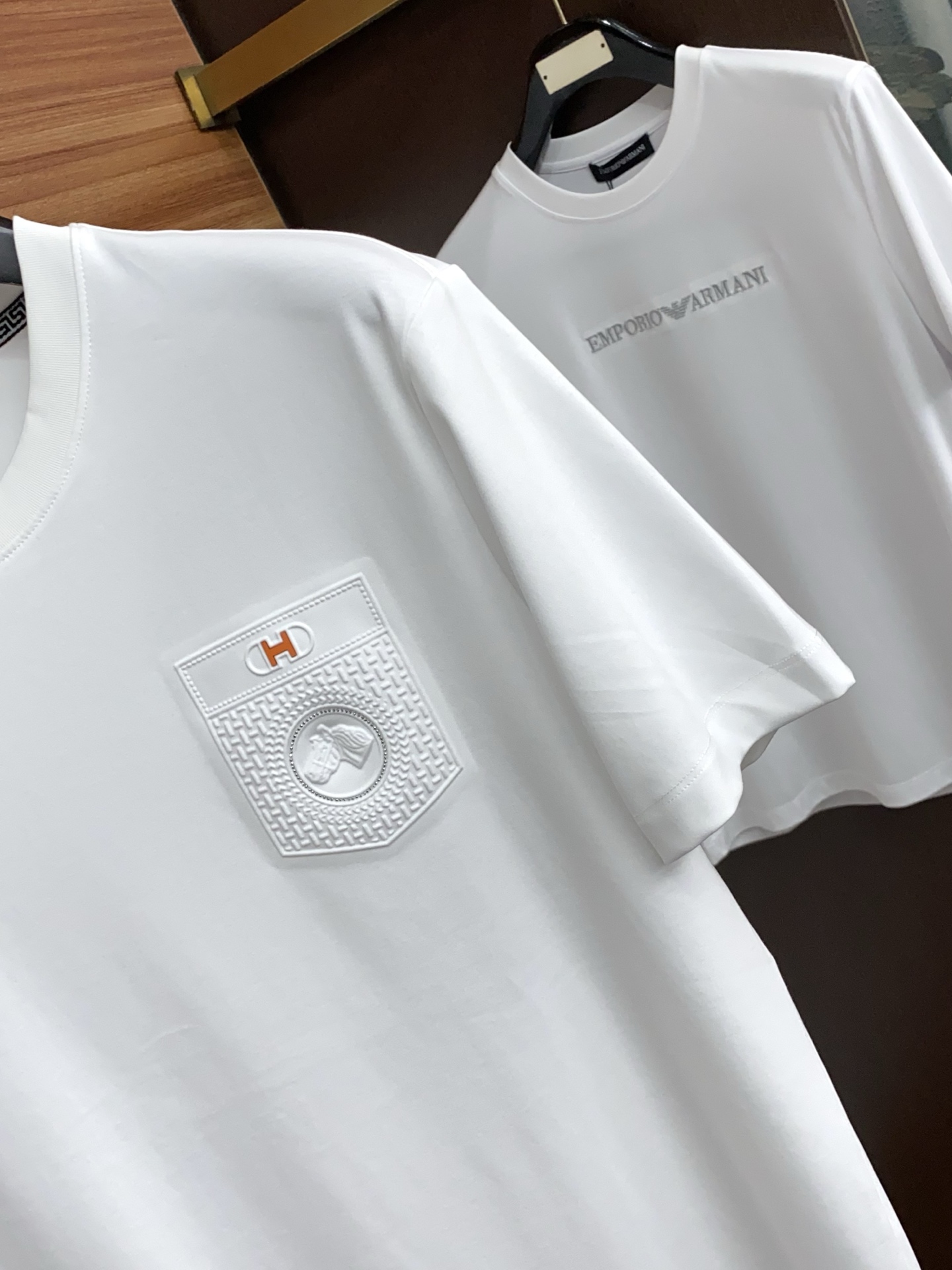 爱马仕 26春夏秀款顶级定制100棉夏装T恤新品柔透、舒适、透气性佳、轻盈有垂感、四重纤维构造使得面料不