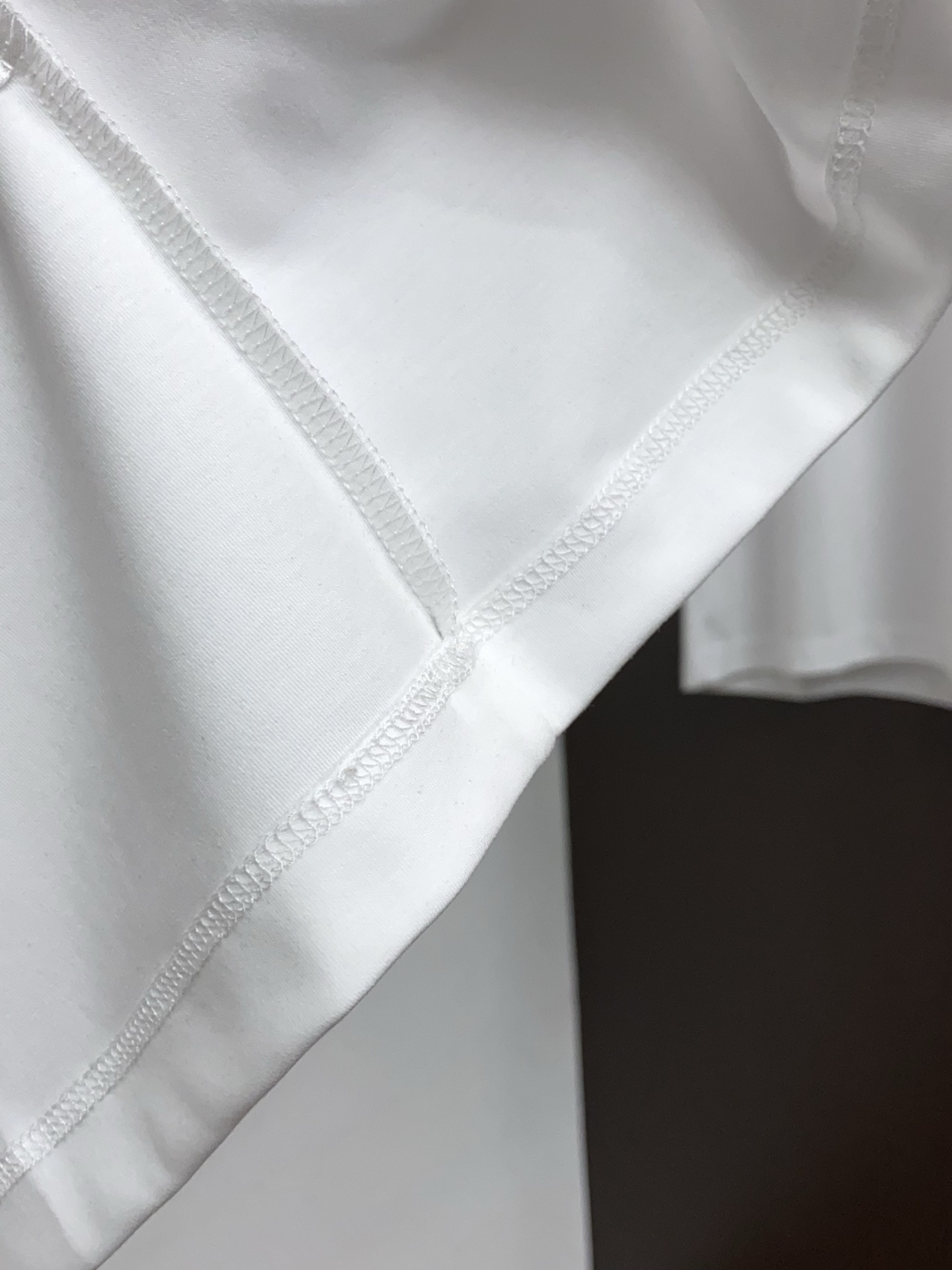 爱马仕 26春夏秀款顶级定制100棉夏装T恤新品柔透、舒适、透气性佳、轻盈有垂感、四重纤维构造使得面料不