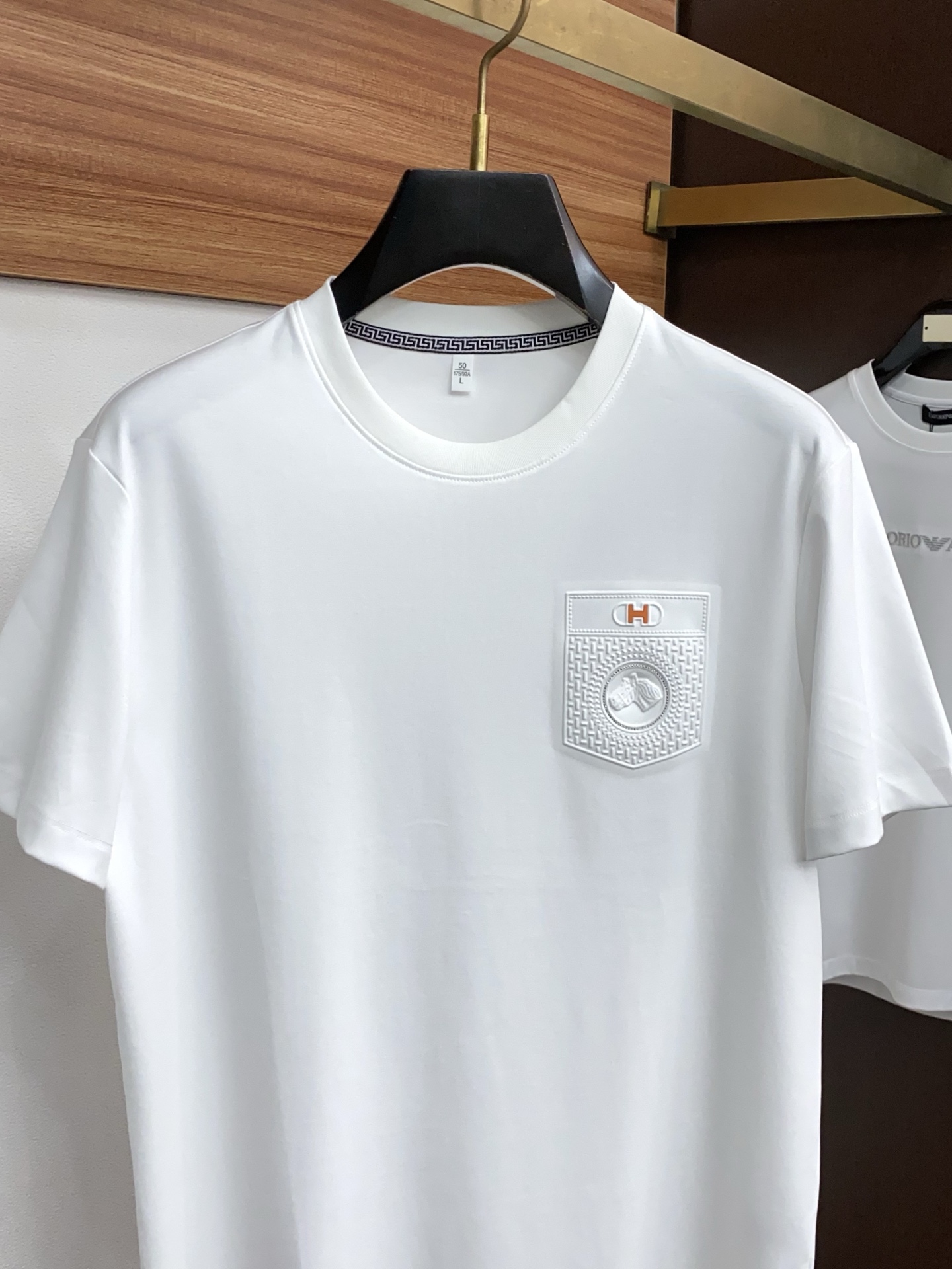 爱马仕 26春夏秀款顶级定制100棉夏装T恤新品柔透、舒适、透气性佳、轻盈有垂感、四重纤维构造使得面料不