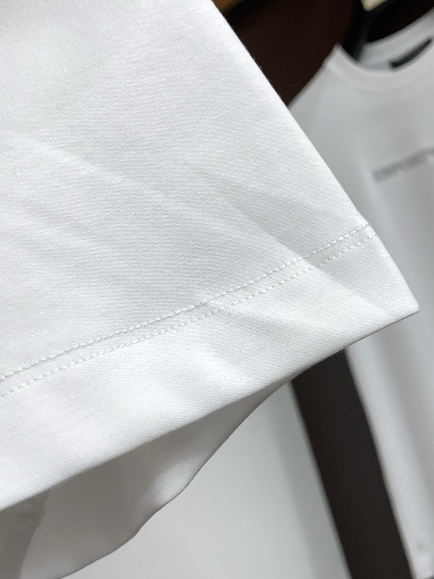 爱马仕 26春夏秀款顶级定制100棉夏装T恤新品柔透、舒适、透气性佳、轻盈有垂感、四重纤维构造使得面料不