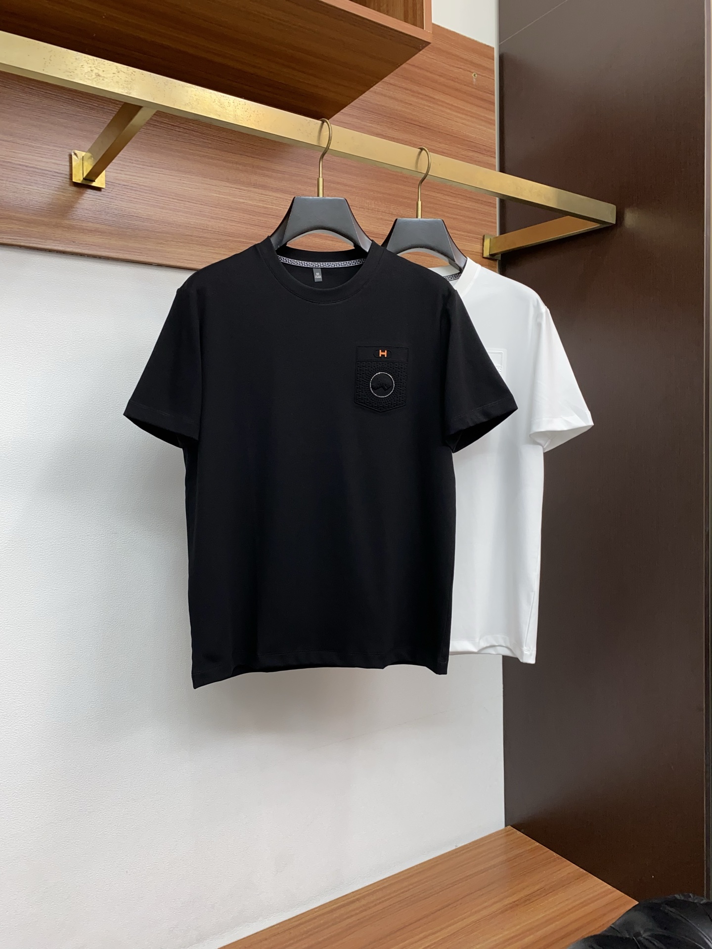 爱马仕 26春夏秀款顶级定制100棉夏装T恤新品柔透、舒适、透气性佳、轻盈有垂感、四重纤维构造使得面料不