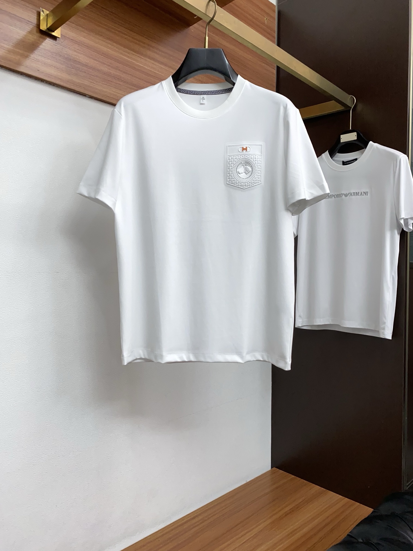 爱马仕 26春夏秀款顶级定制100棉夏装T恤新品柔透、舒适、透气性佳、轻盈有垂感、四重纤维构造使得面料不