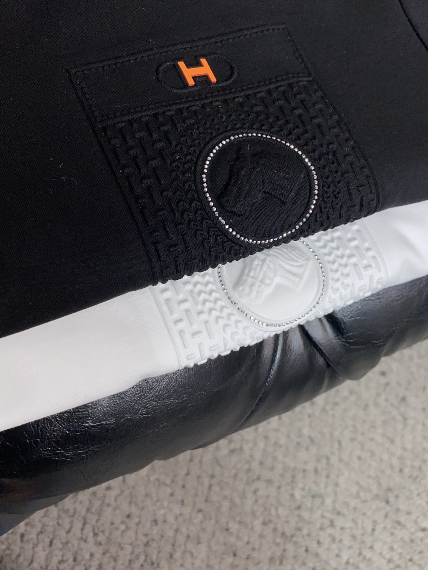 爱马仕 26春夏秀款顶级定制100棉夏装T恤新品柔透、舒适、透气性佳、轻盈有垂感、四重纤维构造使得面料不