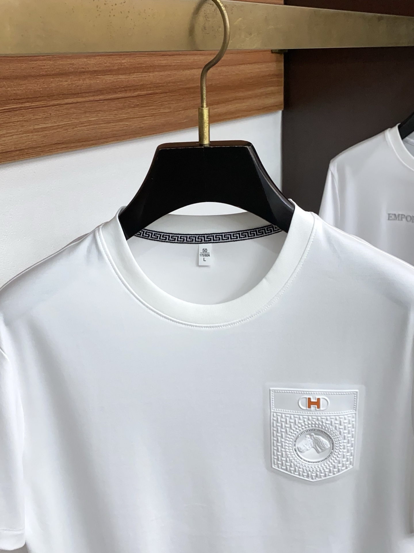 爱马仕 26春夏秀款顶级定制100棉夏装T恤新品柔透、舒适、透气性佳、轻盈有垂感、四重纤维构造使得面料不