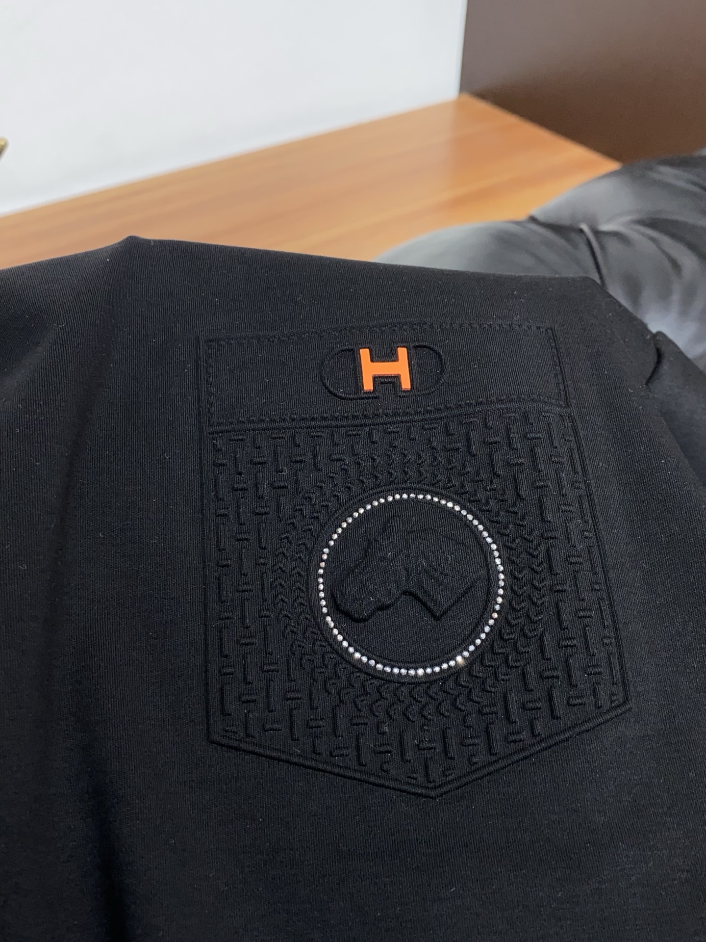 爱马仕26春夏秀款顶级定制100棉夏装T恤新品柔透、舒适、透气性佳、轻盈有垂感、四重纤维构造使得面料不容