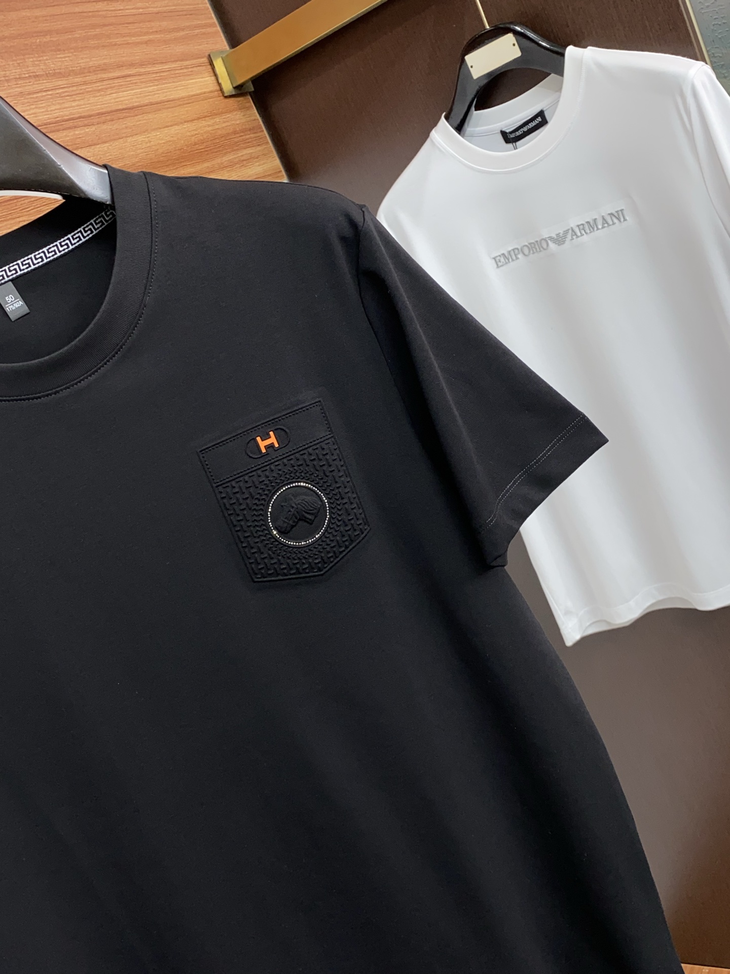 爱马仕26春夏秀款顶级定制100棉夏装T恤新品柔透、舒适、透气性佳、轻盈有垂感、四重纤维构造使得面料不容