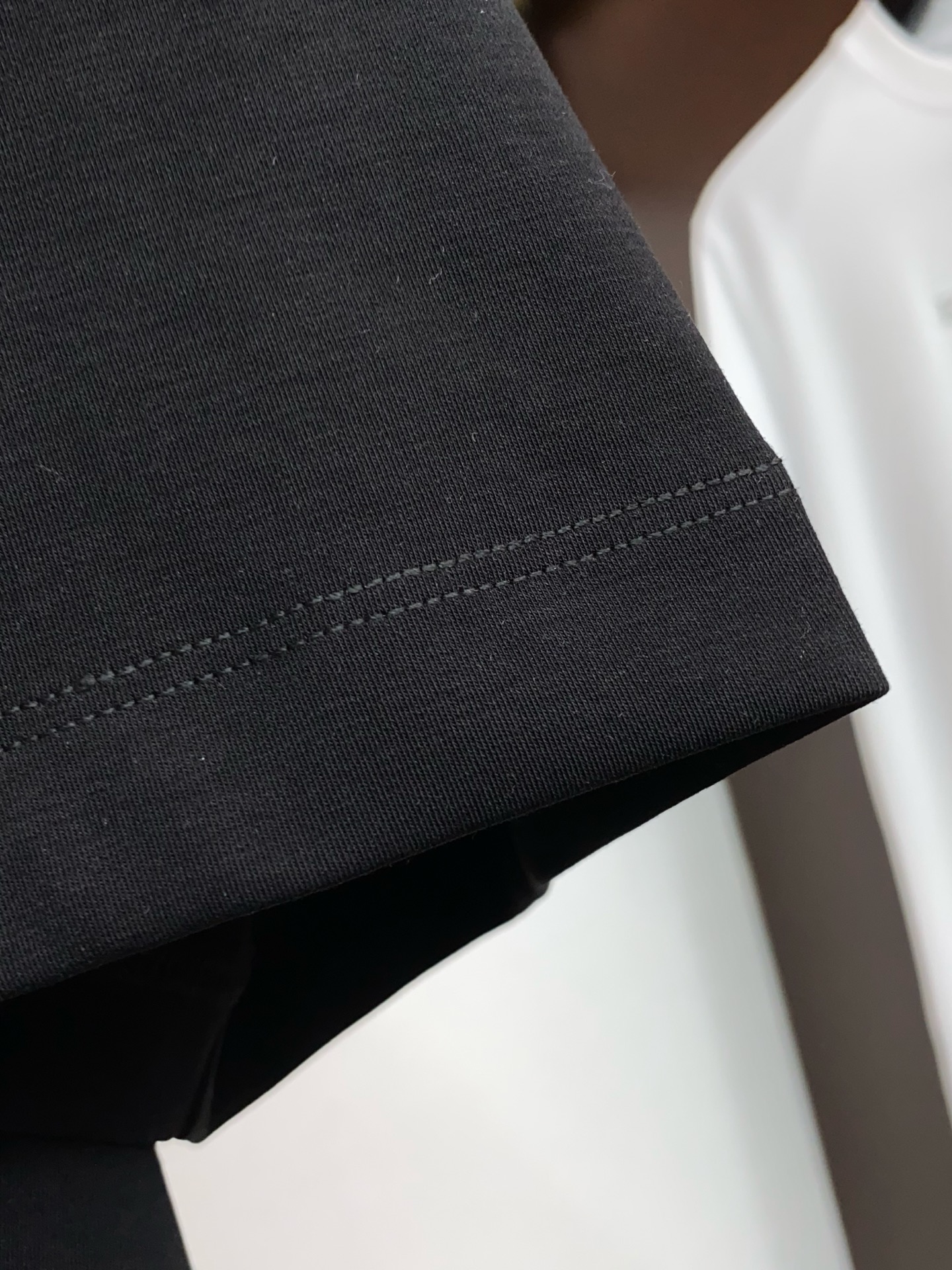 爱马仕26春夏秀款顶级定制100棉夏装T恤新品柔透、舒适、透气性佳、轻盈有垂感、四重纤维构造使得面料不容