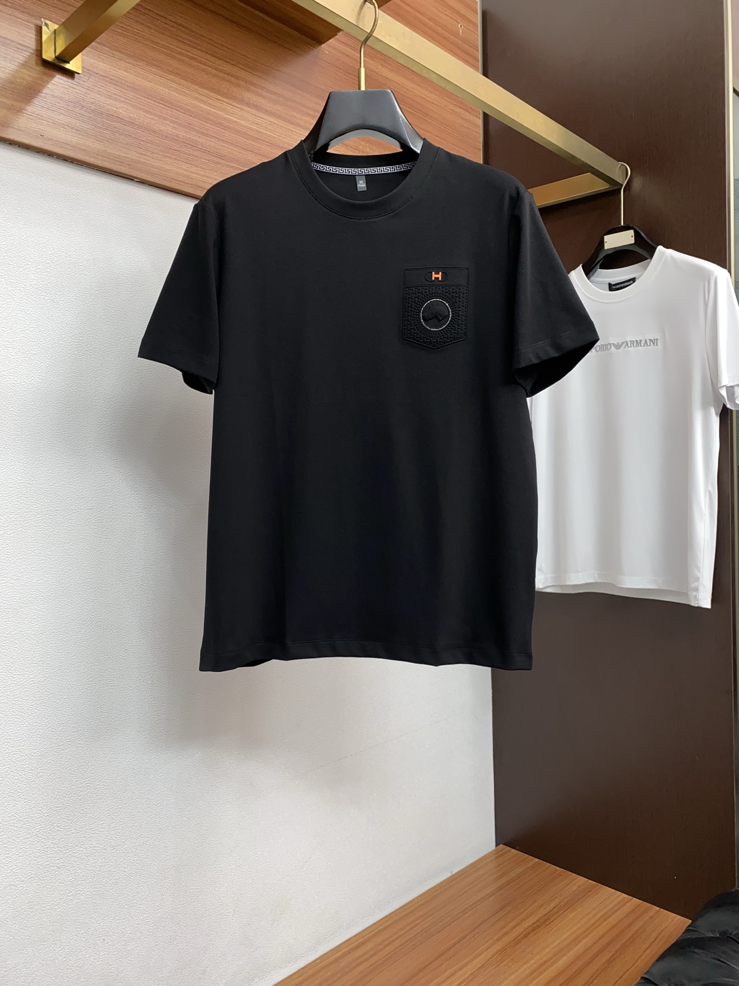 爱马仕26春夏秀款顶级定制100棉夏装T恤新品柔透、舒适、透气性佳、轻盈有垂感、四重纤维构造使得面料不容