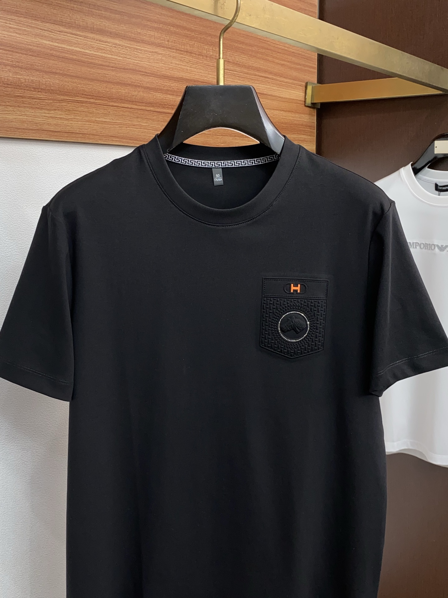 爱马仕26春夏秀款顶级定制100棉夏装T恤新品柔透、舒适、透气性佳、轻盈有垂感、四重纤维构造使得面料不容