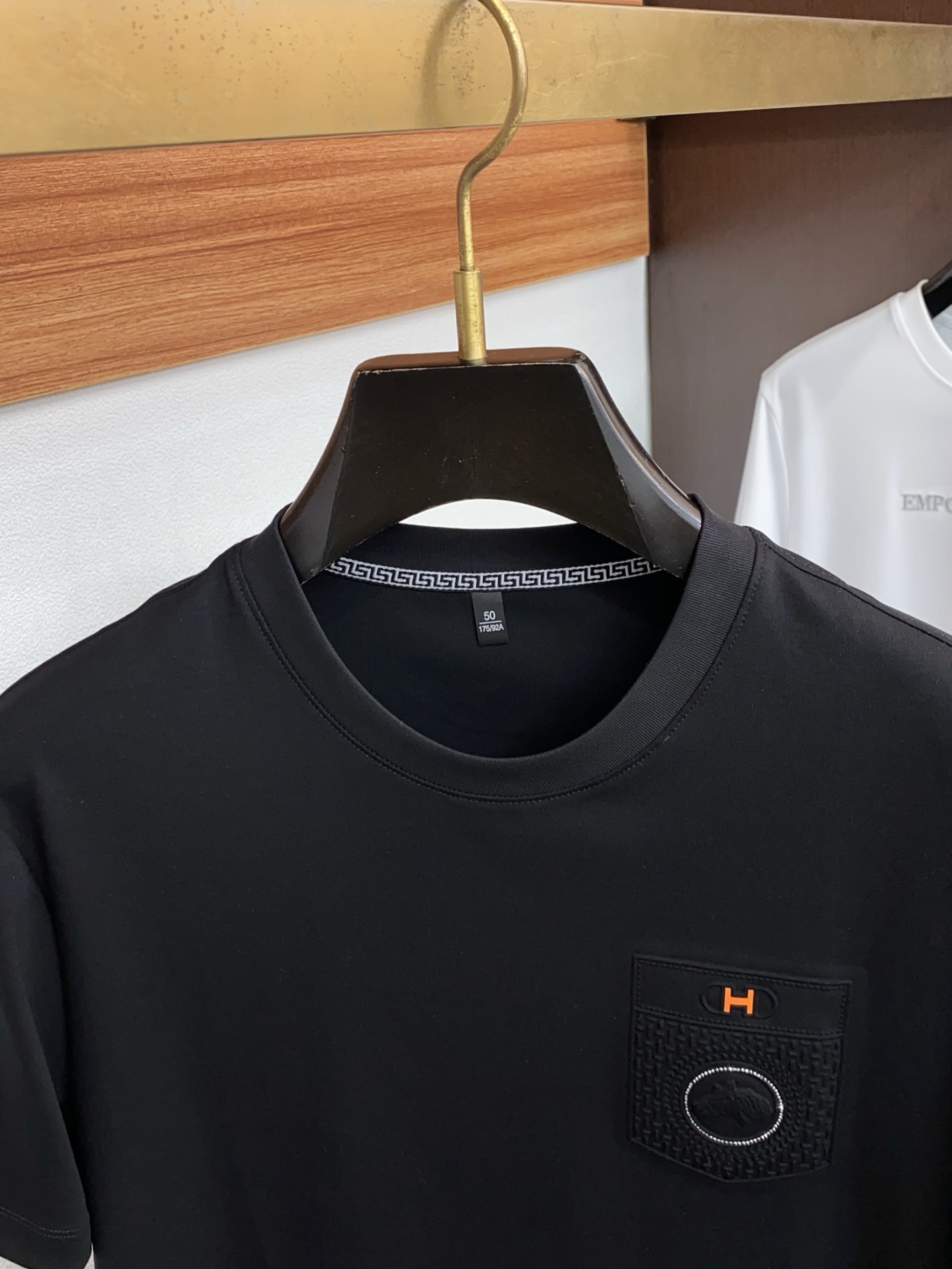 爱马仕26春夏秀款顶级定制100棉夏装T恤新品柔透、舒适、透气性佳、轻盈有垂感、四重纤维构造使得面料不容