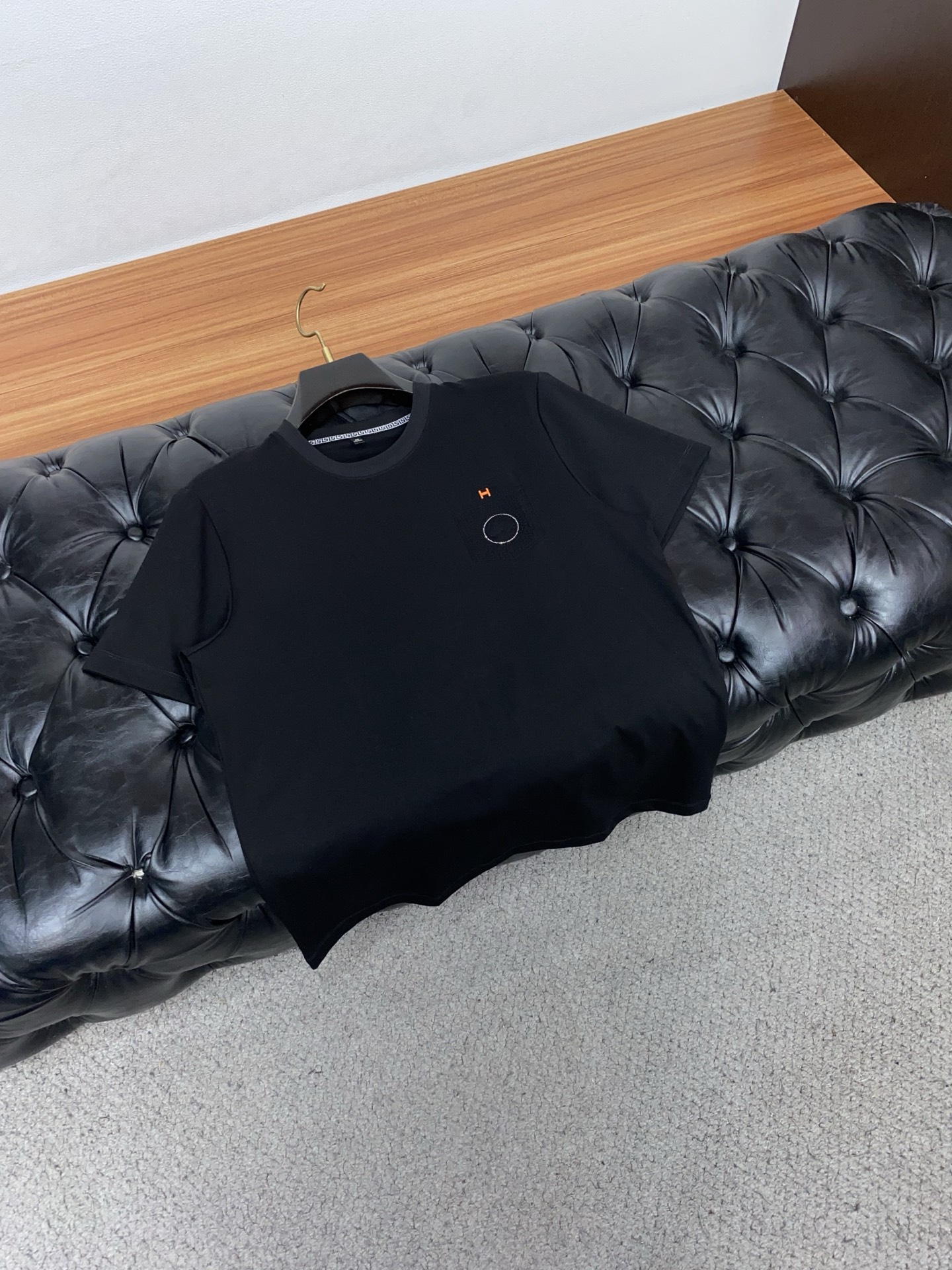 爱马仕26春夏秀款顶级定制100棉夏装T恤新品柔透、舒适、透气性佳、轻盈有垂感、四重纤维构造使得面料不容