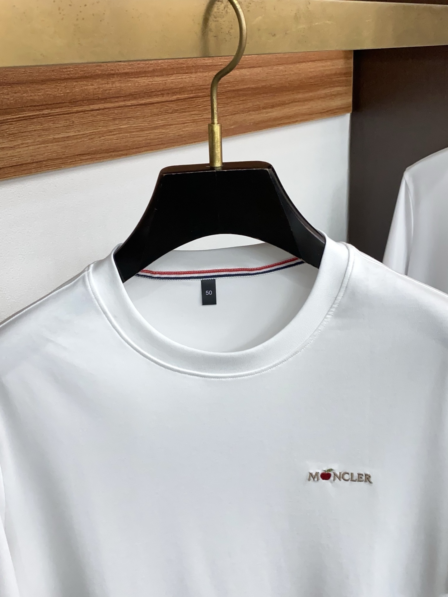 蒙口 26春夏秀款顶级定制100棉夏装T恤新品柔透、舒适、透气性佳、轻盈有垂感、四重纤维构造使得面料不容