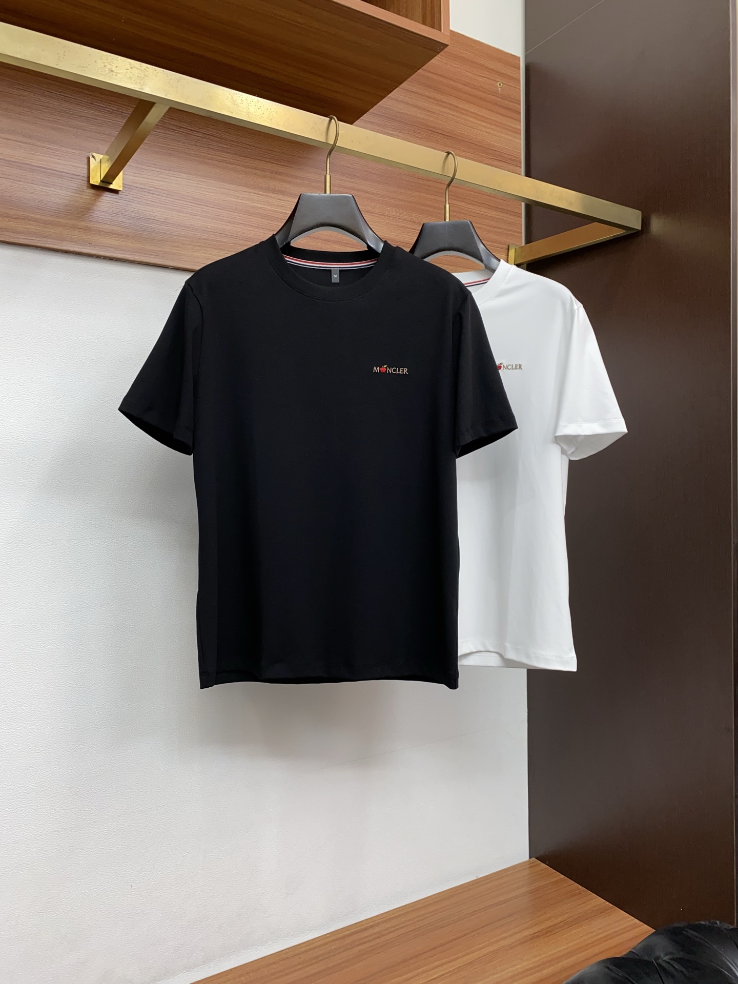 蒙口 26春夏秀款顶级定制100棉夏装T恤新品柔透、舒适、透气性佳、轻盈有垂感、四重纤维构造使得面料不容