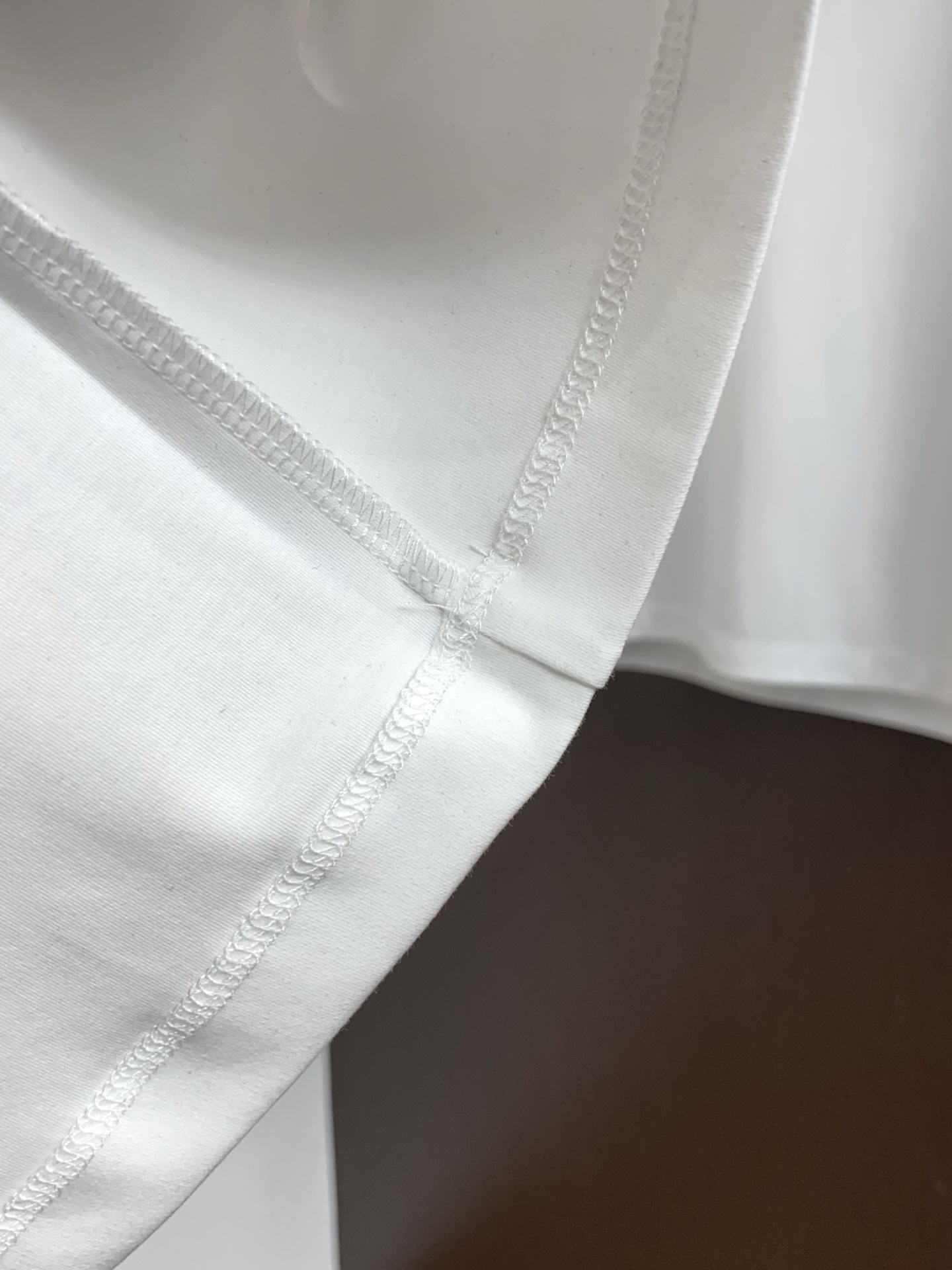 蒙口 26春夏秀款顶级定制100棉夏装T恤新品柔透、舒适、透气性佳、轻盈有垂感、四重纤维构造使得面料不容