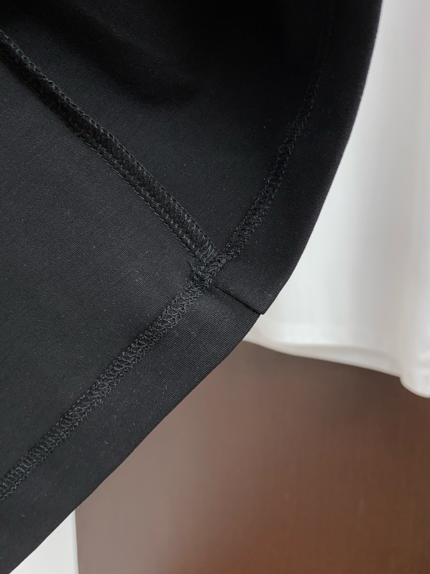 蒙口 26春夏秀款顶级定制100棉夏装T恤新品柔透、舒适、透气性佳、轻盈有垂感、四重纤维构造使得面料不容